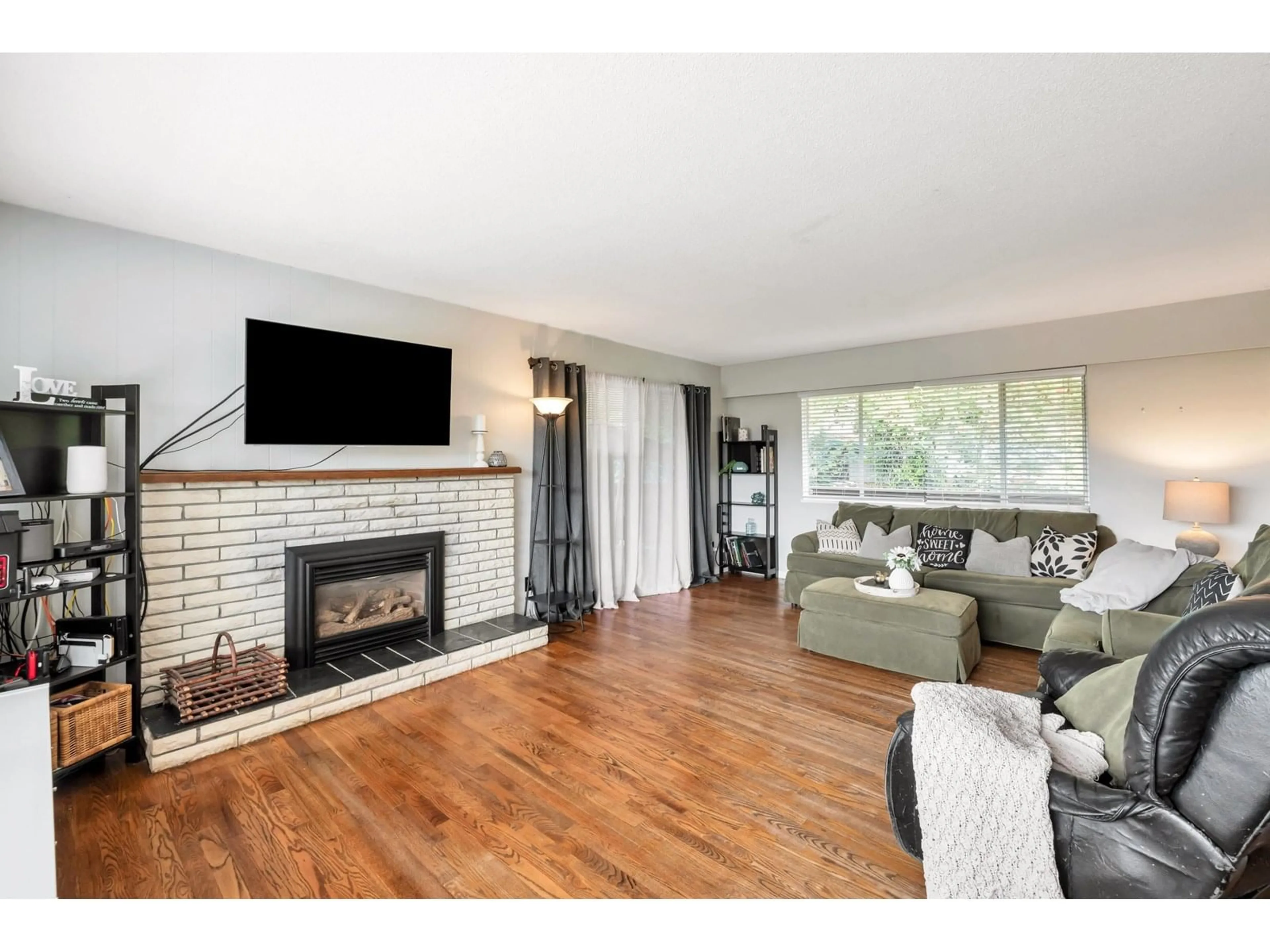 Living room with furniture, wood/laminate floor for 8916 RUSSELL, Delta British Columbia V4C4P9