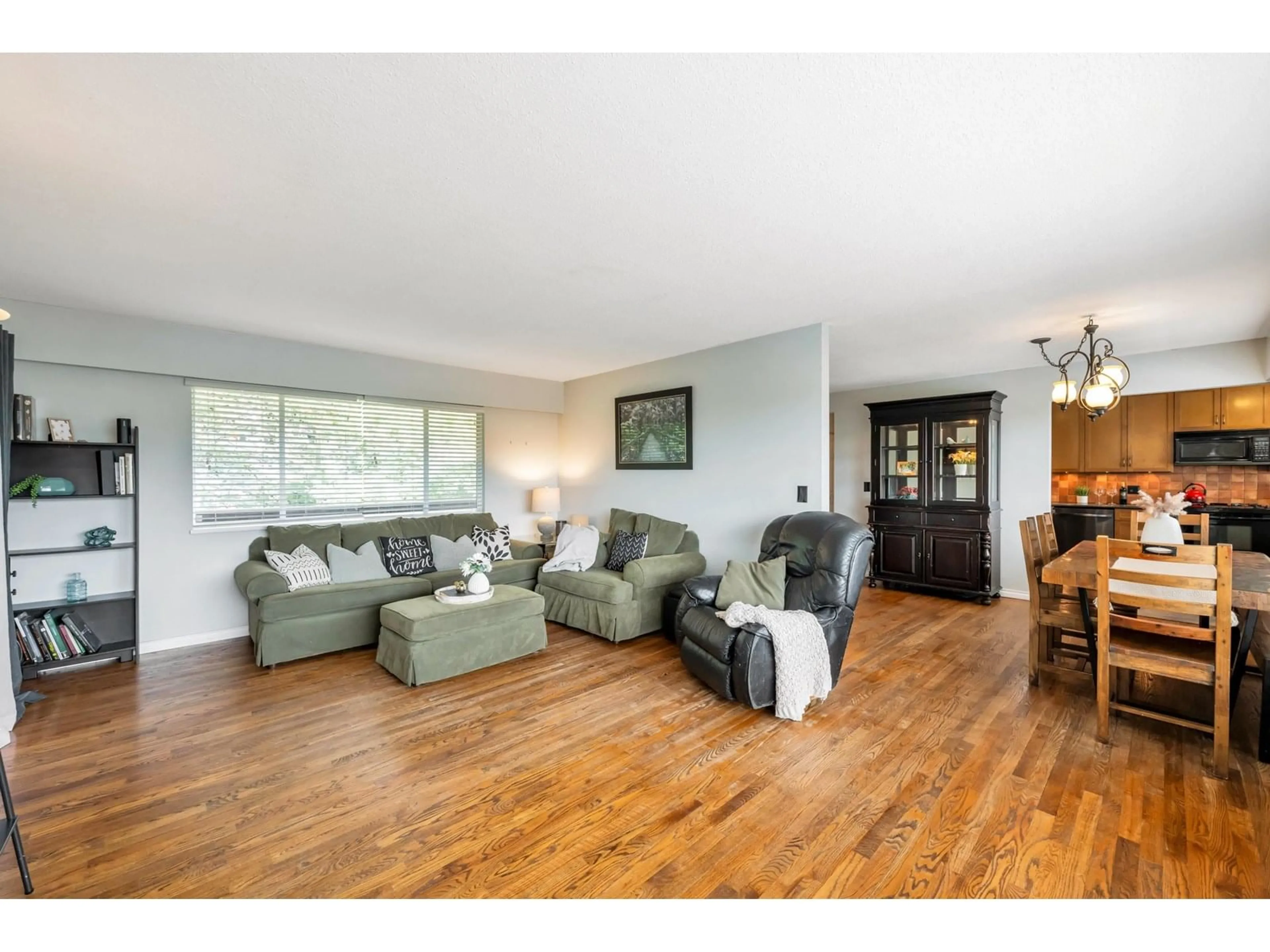 Living room with furniture, wood/laminate floor for 8916 RUSSELL, Delta British Columbia V4C4P9