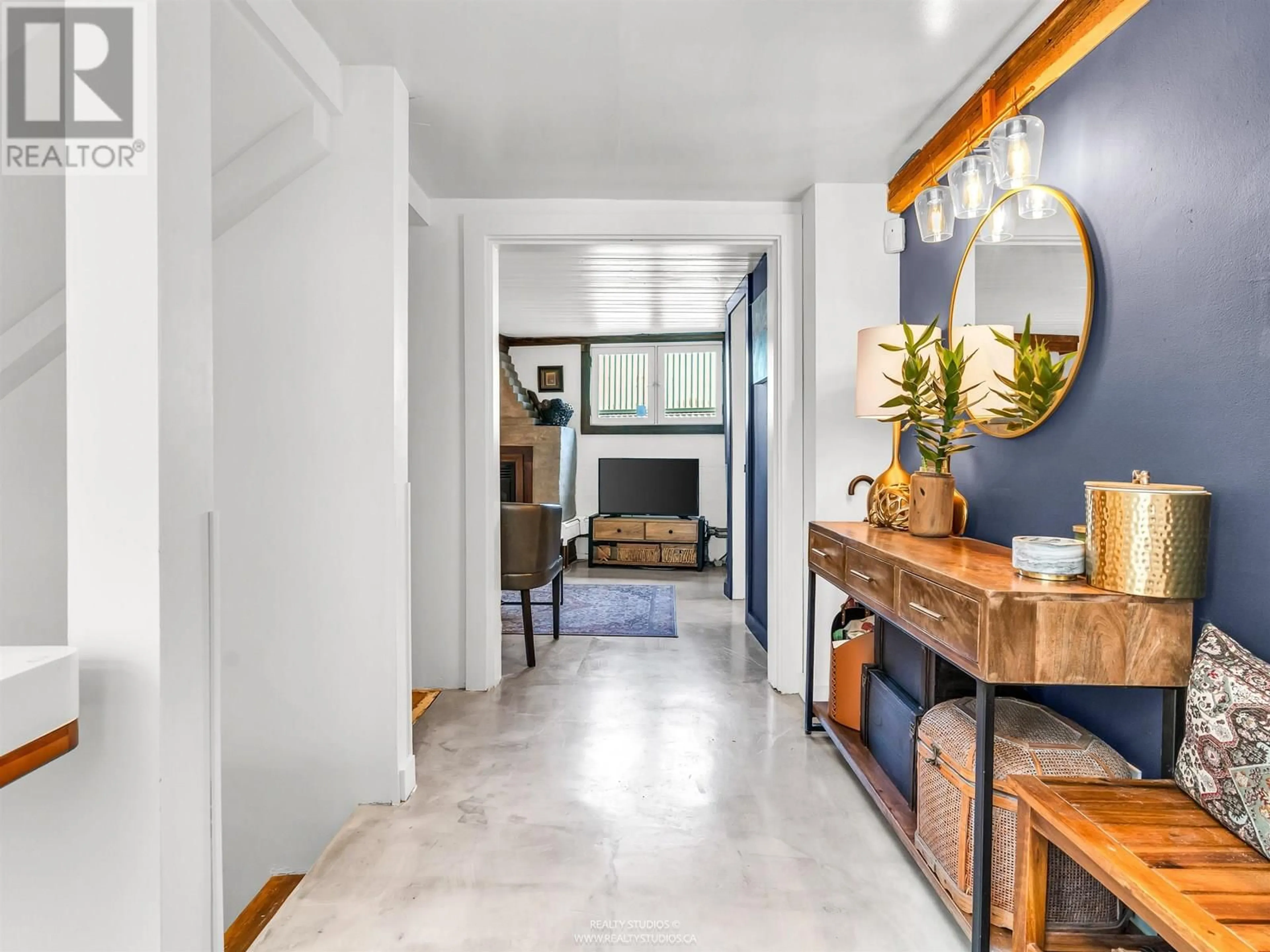 Indoor entryway for 83 ALEXANDER STREET, Vancouver British Columbia V6A1B2