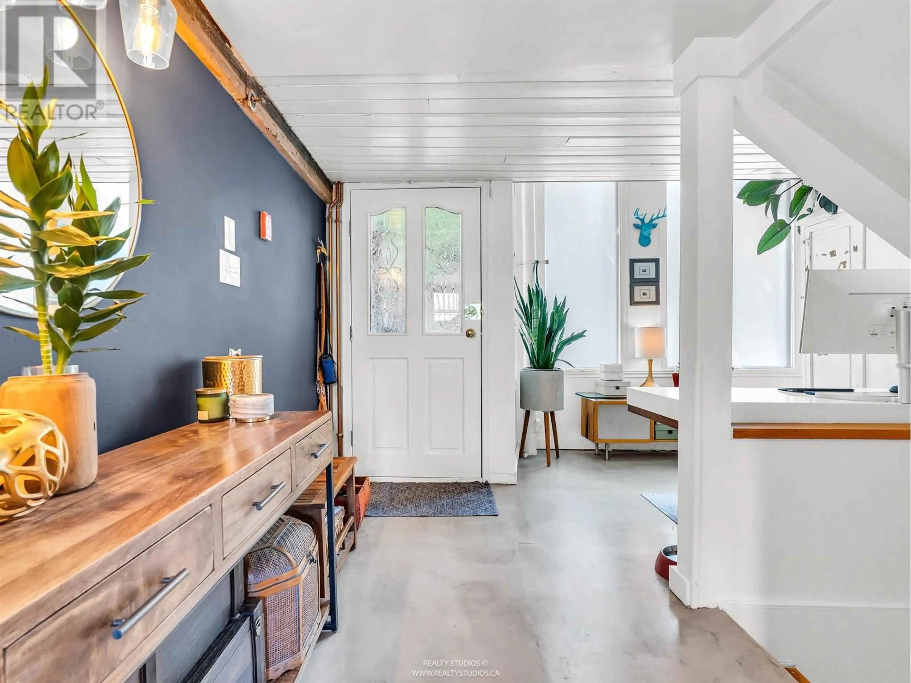 Indoor entryway for 83 ALEXANDER STREET, Vancouver British Columbia V6A1B2