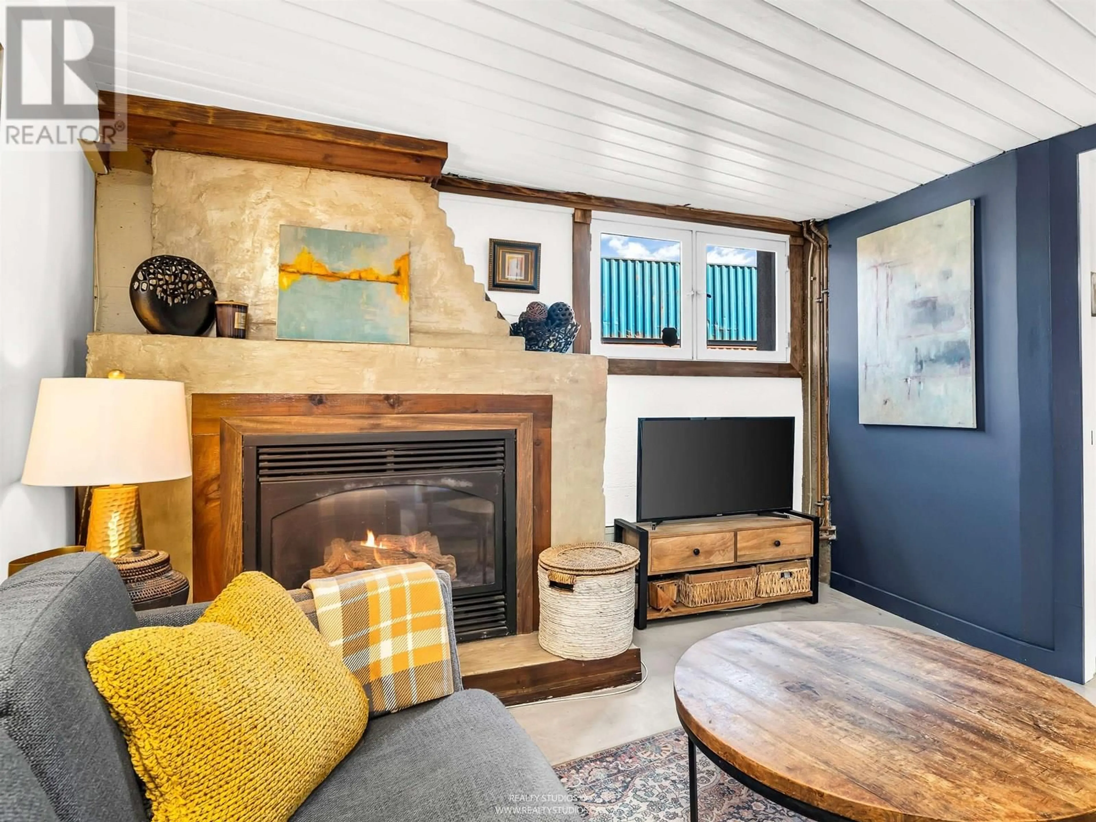 Living room with furniture, unknown for 83 ALEXANDER STREET, Vancouver British Columbia V6A1B2