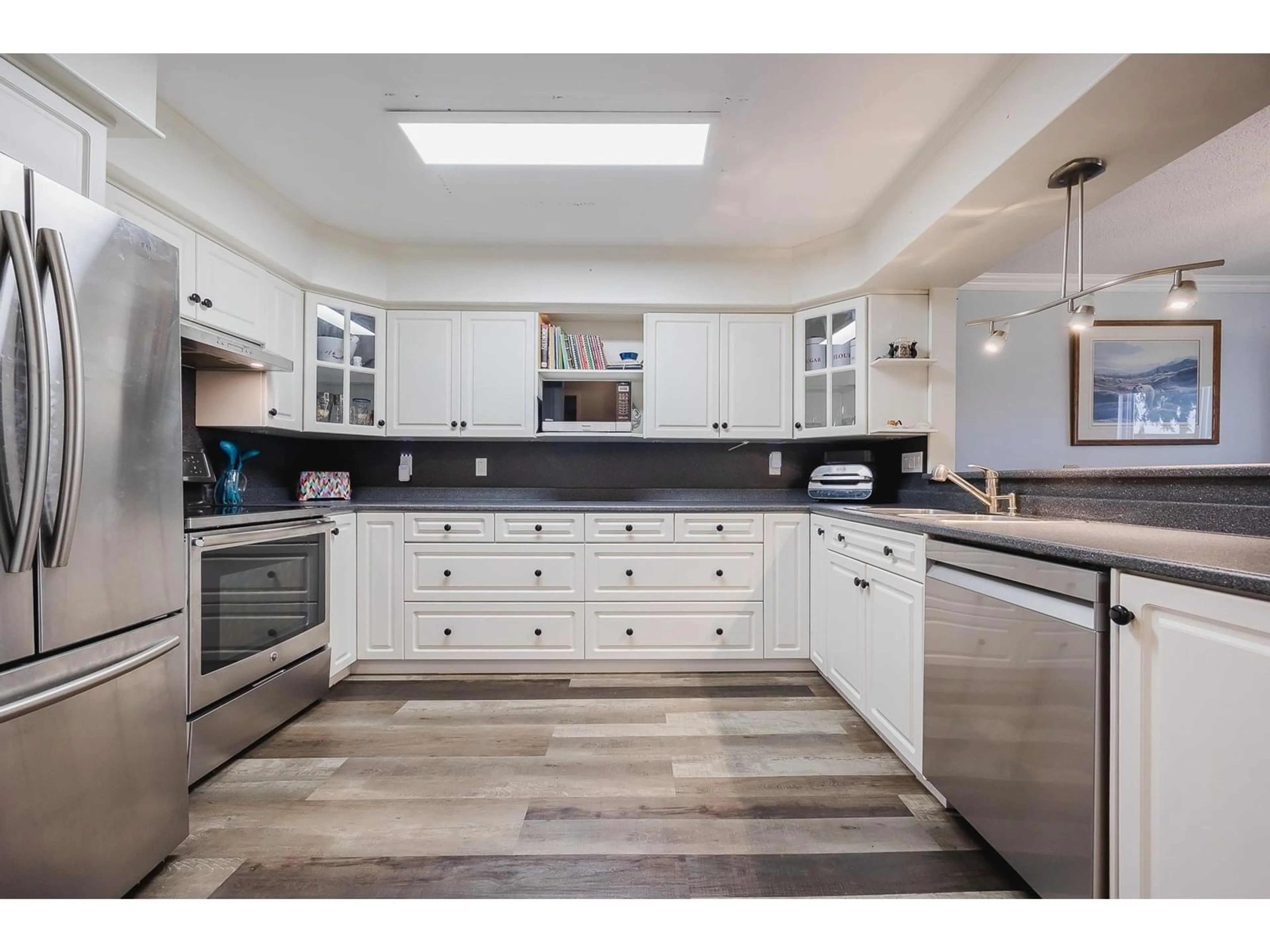 Open concept kitchen, ceramic/tile floor for 103 - 32040 PEARDONVILLE, Abbotsford British Columbia V2T6N8