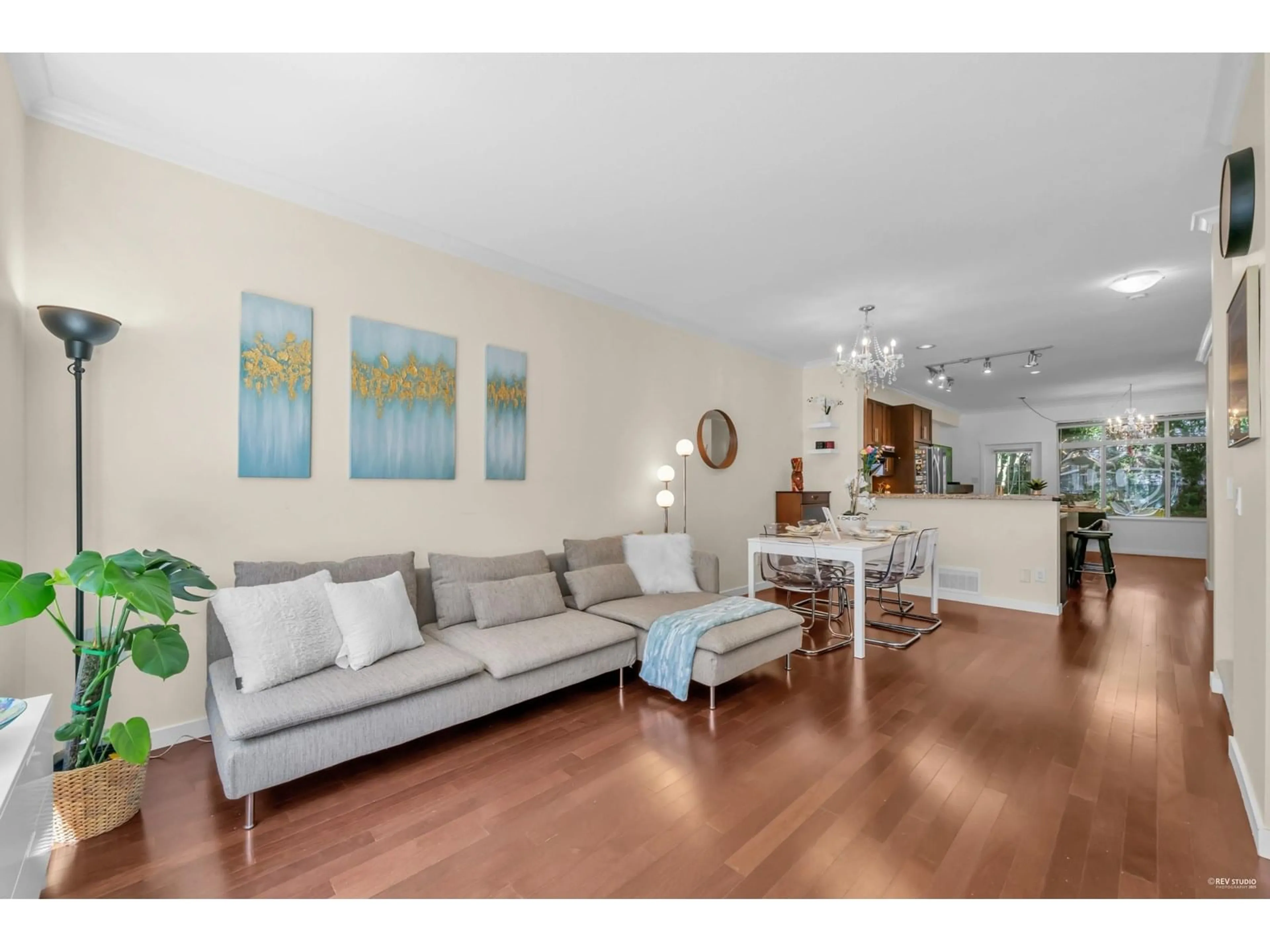 Living room with furniture, wood/laminate floor for 52 - 15151 34, Surrey British Columbia V3Z4P5