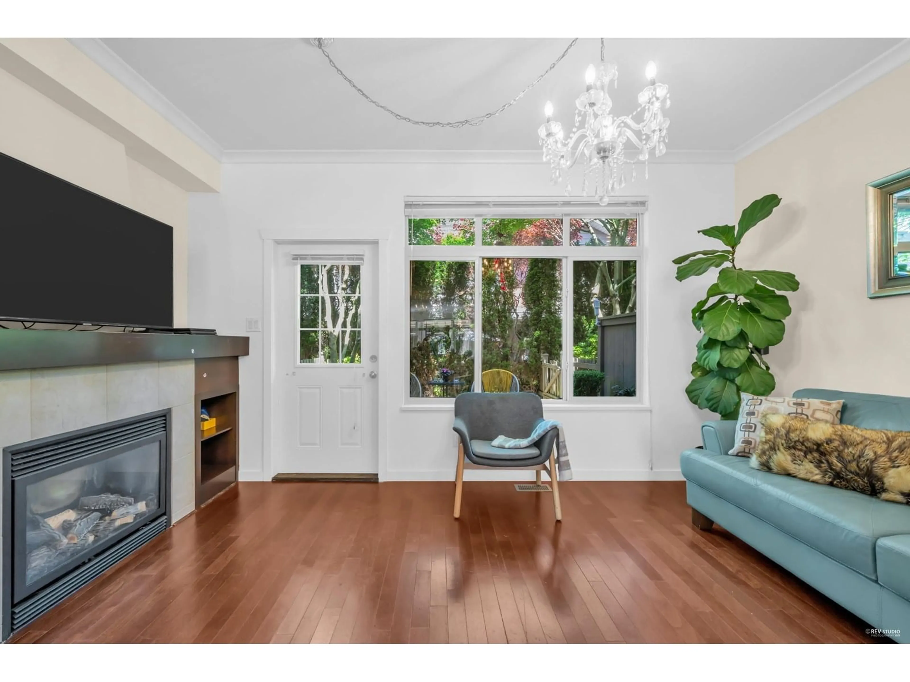 Living room with furniture, wood/laminate floor for 52 - 15151 34, Surrey British Columbia V3Z4P5