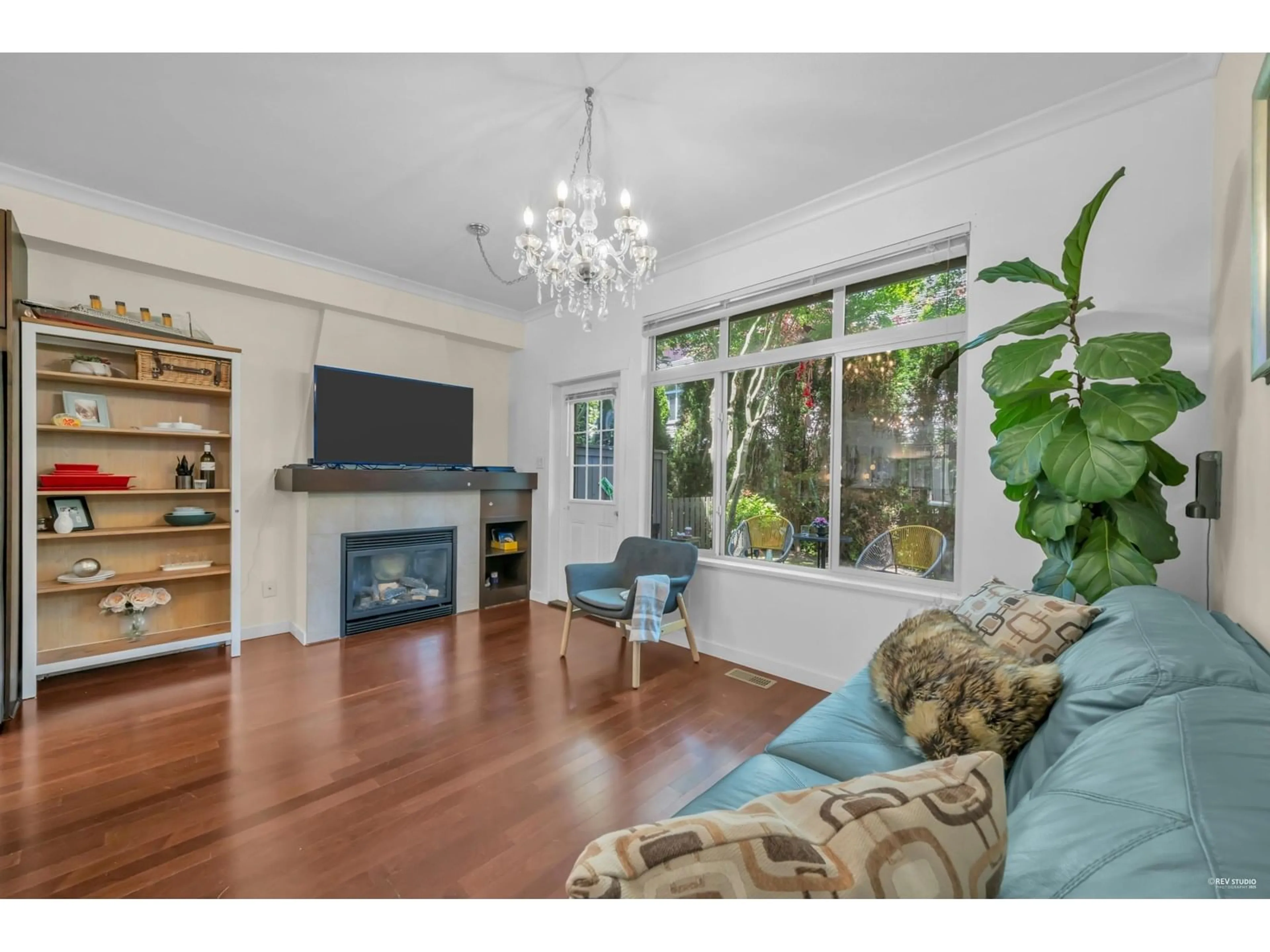 Living room with furniture, wood/laminate floor for 52 - 15151 34, Surrey British Columbia V3Z4P5