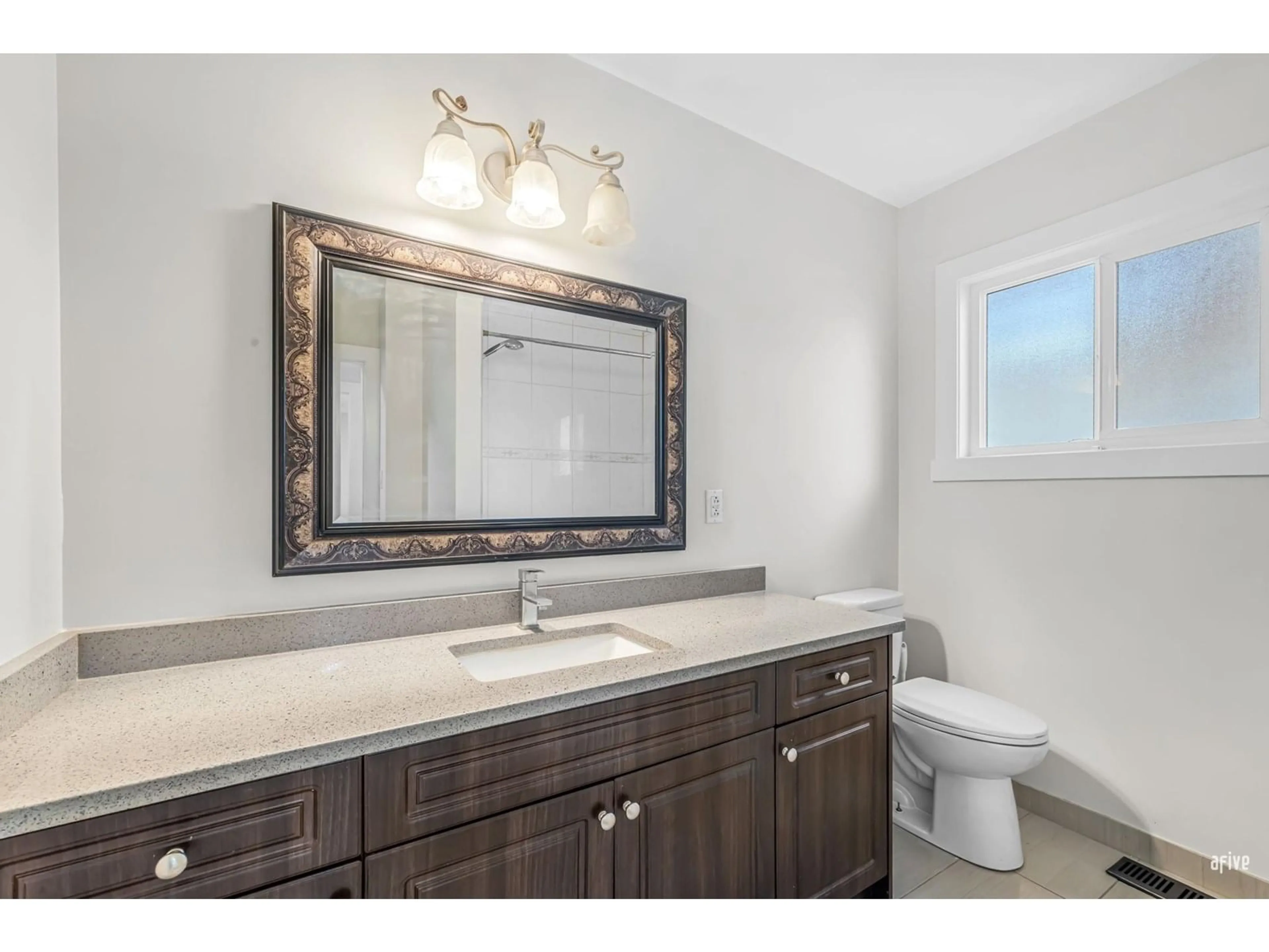 Contemporary bathroom, ceramic/tile floor for 31828 PEARDONVILLE, Abbotsford British Columbia V2T1L6