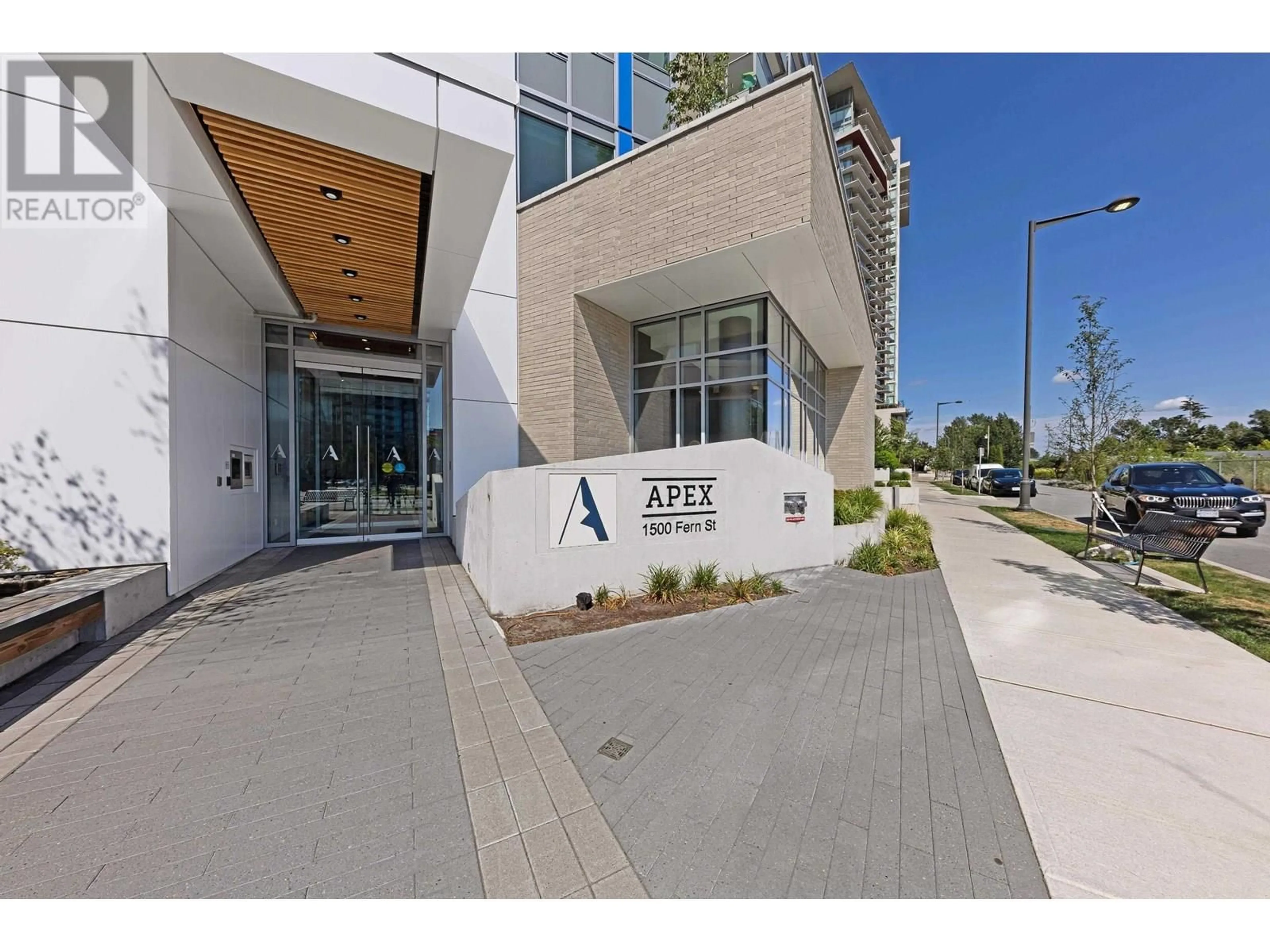 Indoor foyer for 202 - 1500 FERN STREET, North Vancouver British Columbia V7J1H6