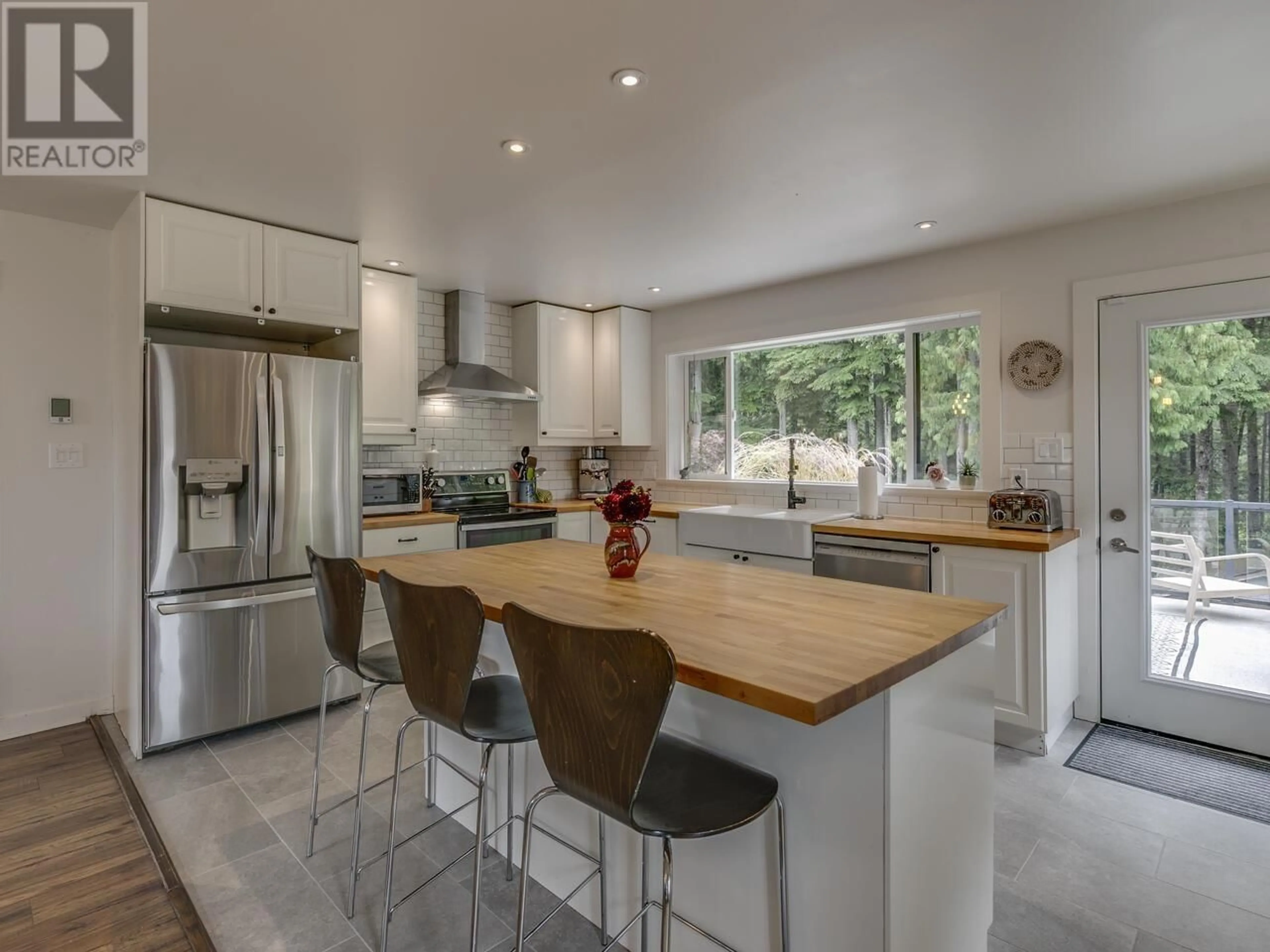 Open concept kitchen, unknown for 1022 TOBERMORY WAY, Squamish British Columbia V0N1T0