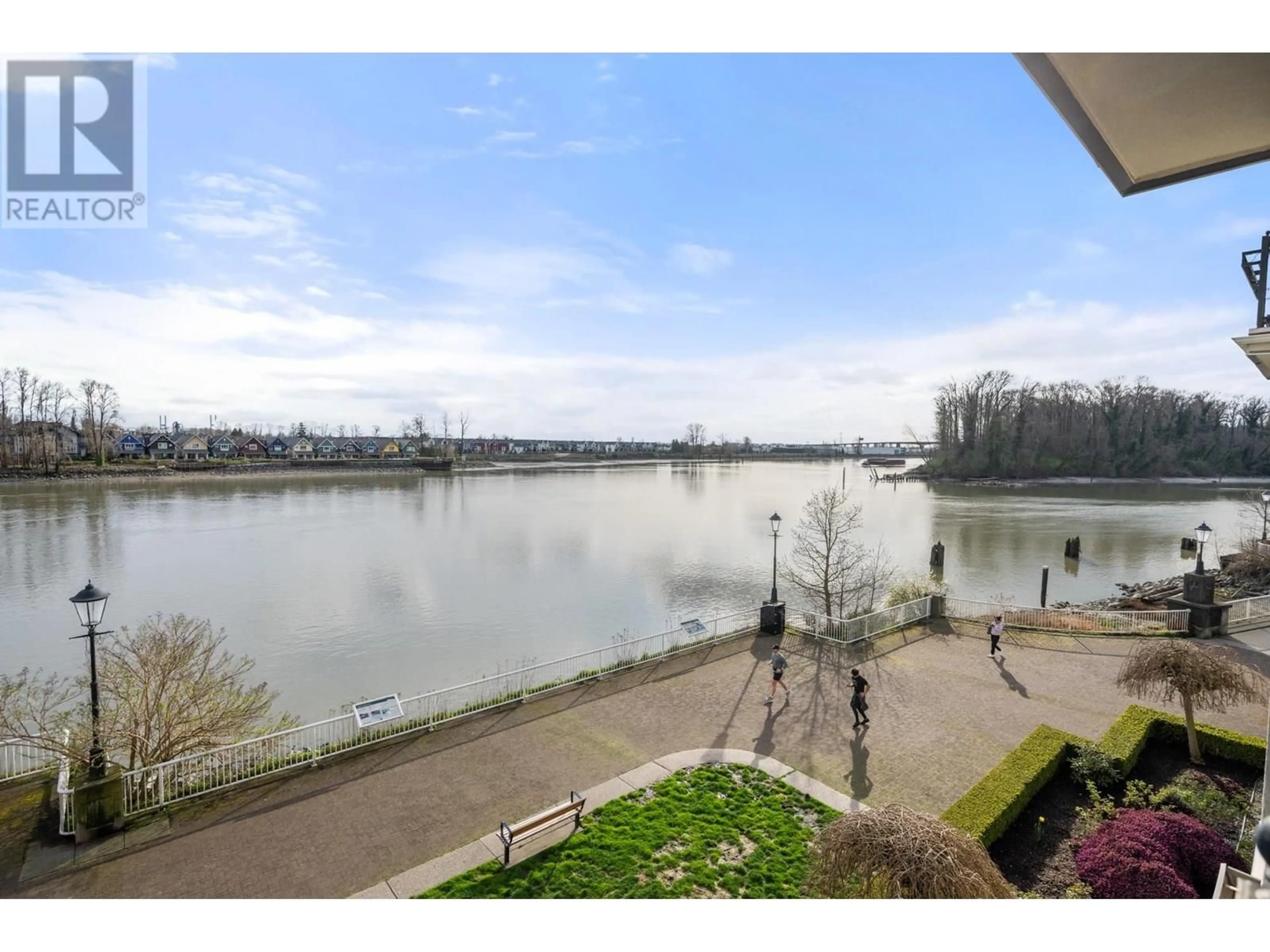 Patio, water/lake/river/ocean view for 306 - 2 RENAISSANCE SQUARE, New Westminster British Columbia V3M6K3