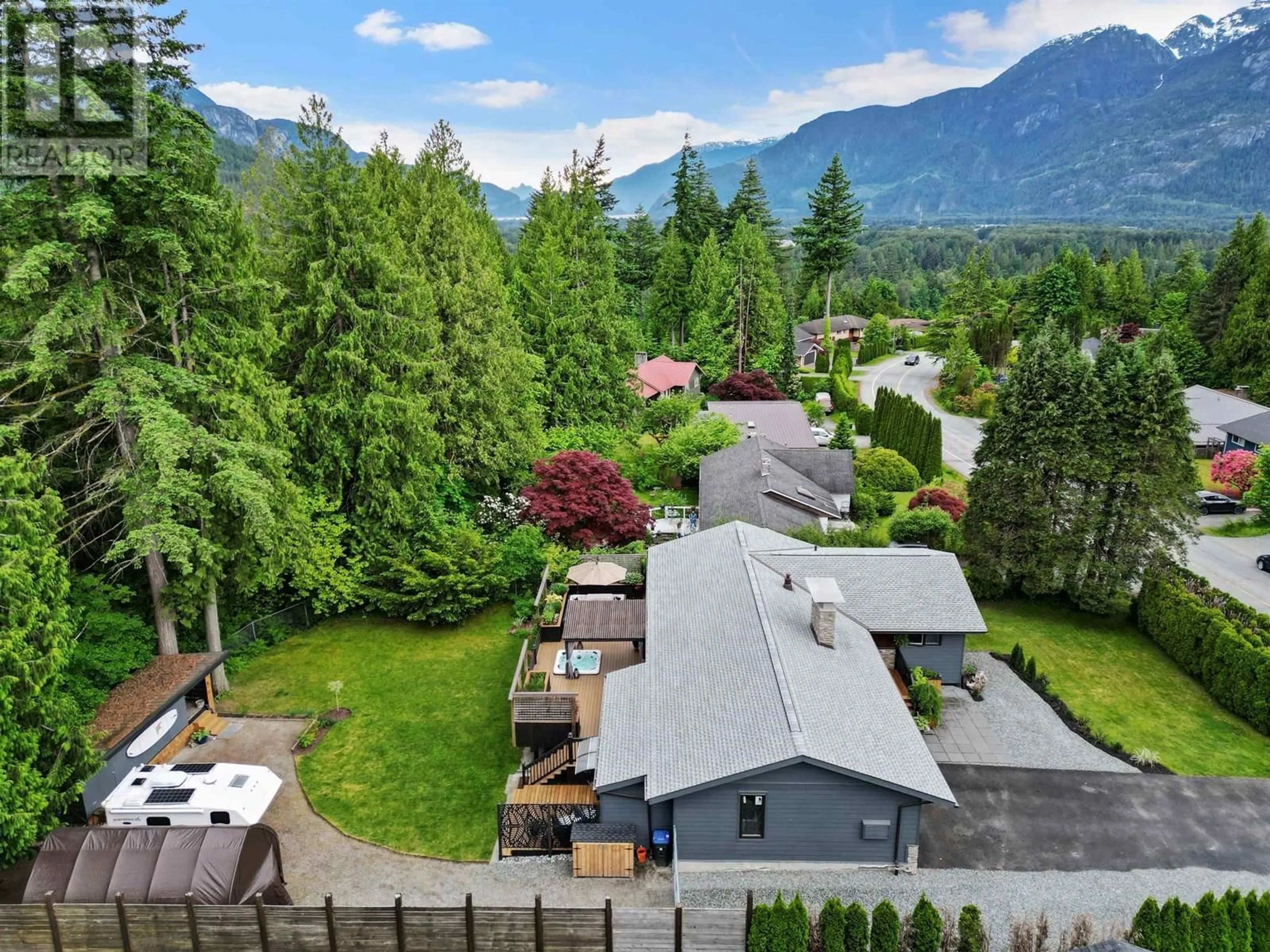 A pic from outside/outdoor area/front of a property/back of a property/a pic from drone, mountain view for 40372 SKYLINE DRIVE, Squamish British Columbia V0N1T0
