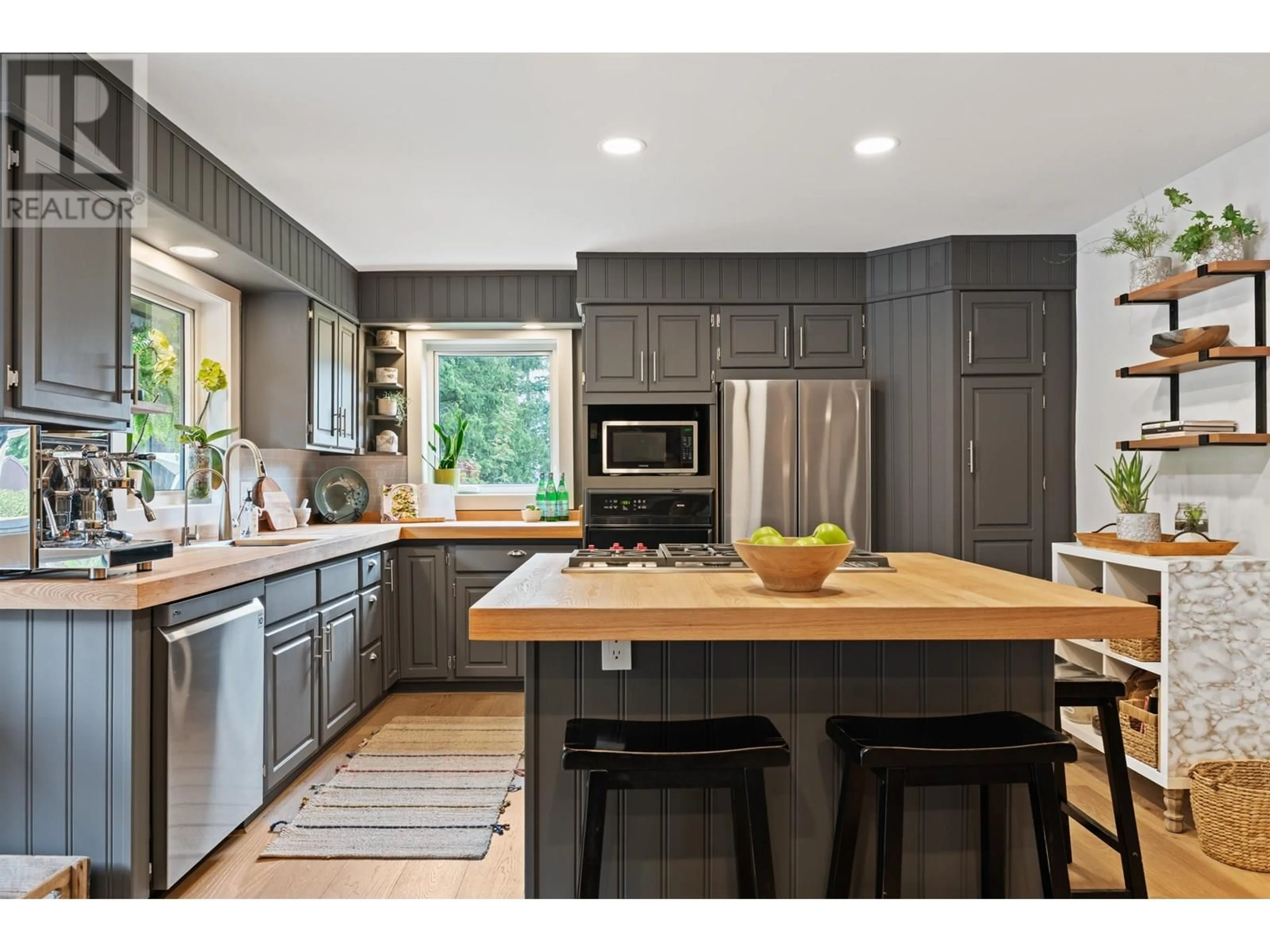 Contemporary kitchen, wood/laminate floor for 40372 SKYLINE DRIVE, Squamish British Columbia V0N1T0