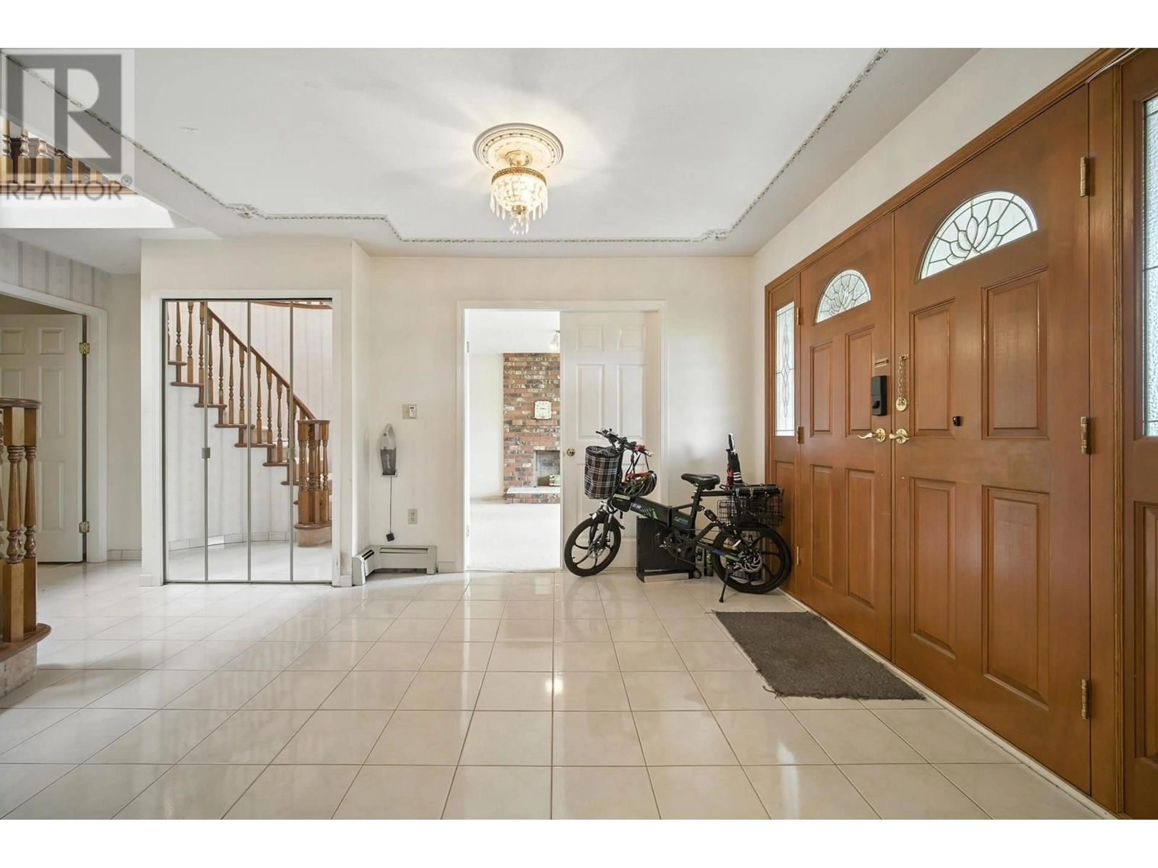 Indoor foyer for 4423 WILLIAM STREET, Burnaby British Columbia V5C3K2