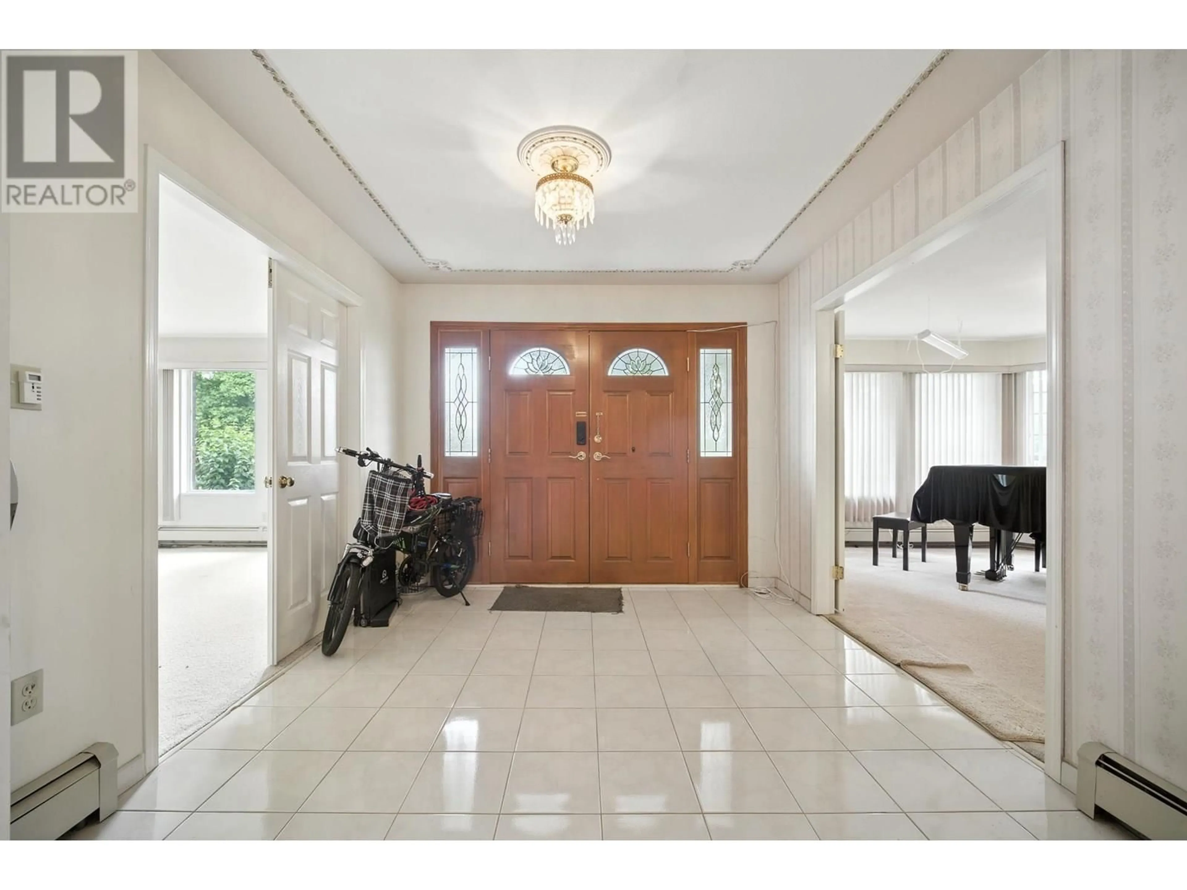 Indoor foyer for 4423 WILLIAM STREET, Burnaby British Columbia V5C3K2