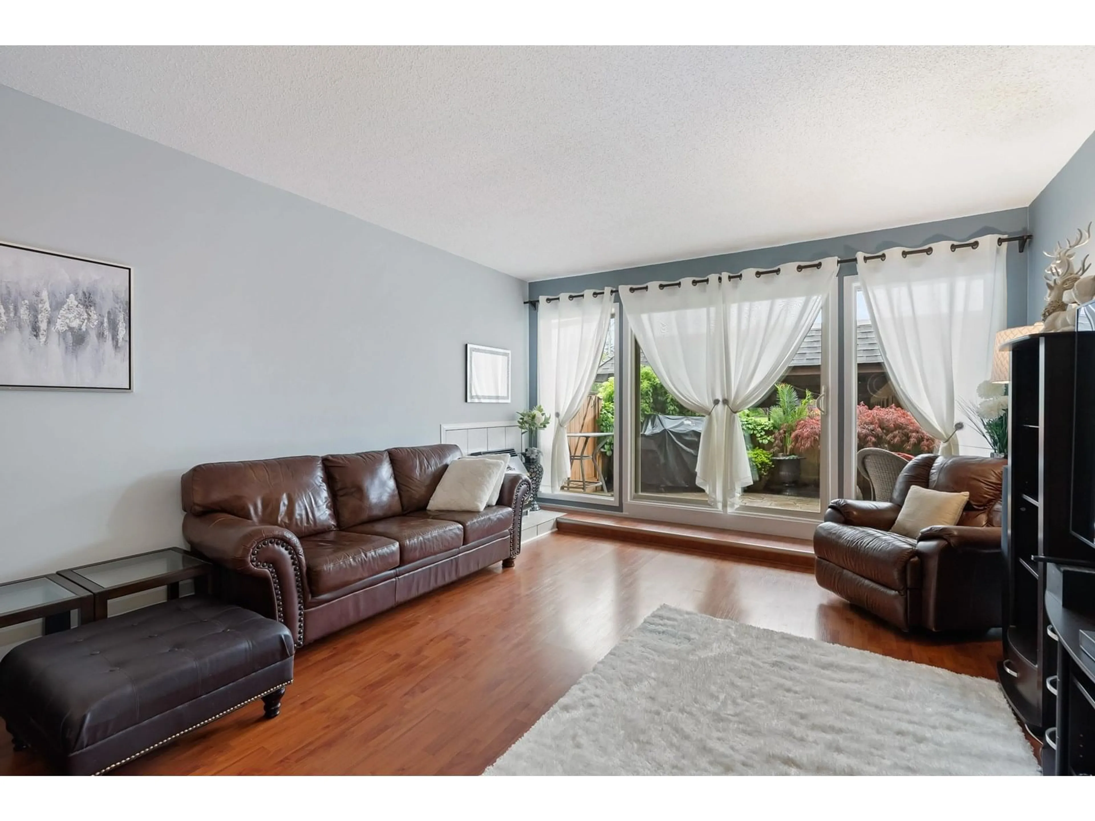 Living room with furniture, wood/laminate floor for 118 - 46210 CHILLIWACK CENTRAL ROAD, Chilliwack British Columbia V2P1J8