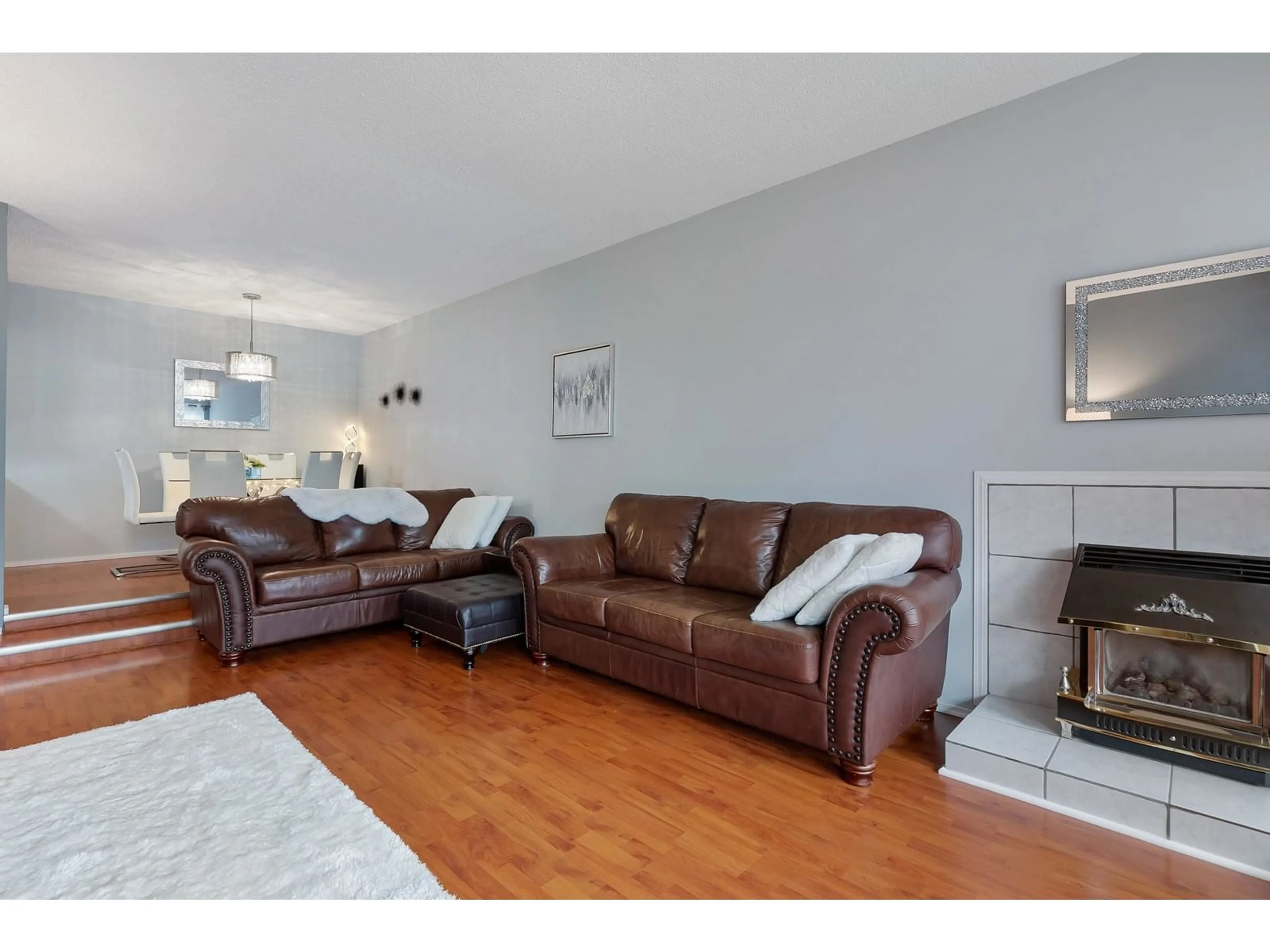 Living room with furniture, wood/laminate floor for 118 - 46210 CHILLIWACK CENTRAL ROAD, Chilliwack British Columbia V2P1J8