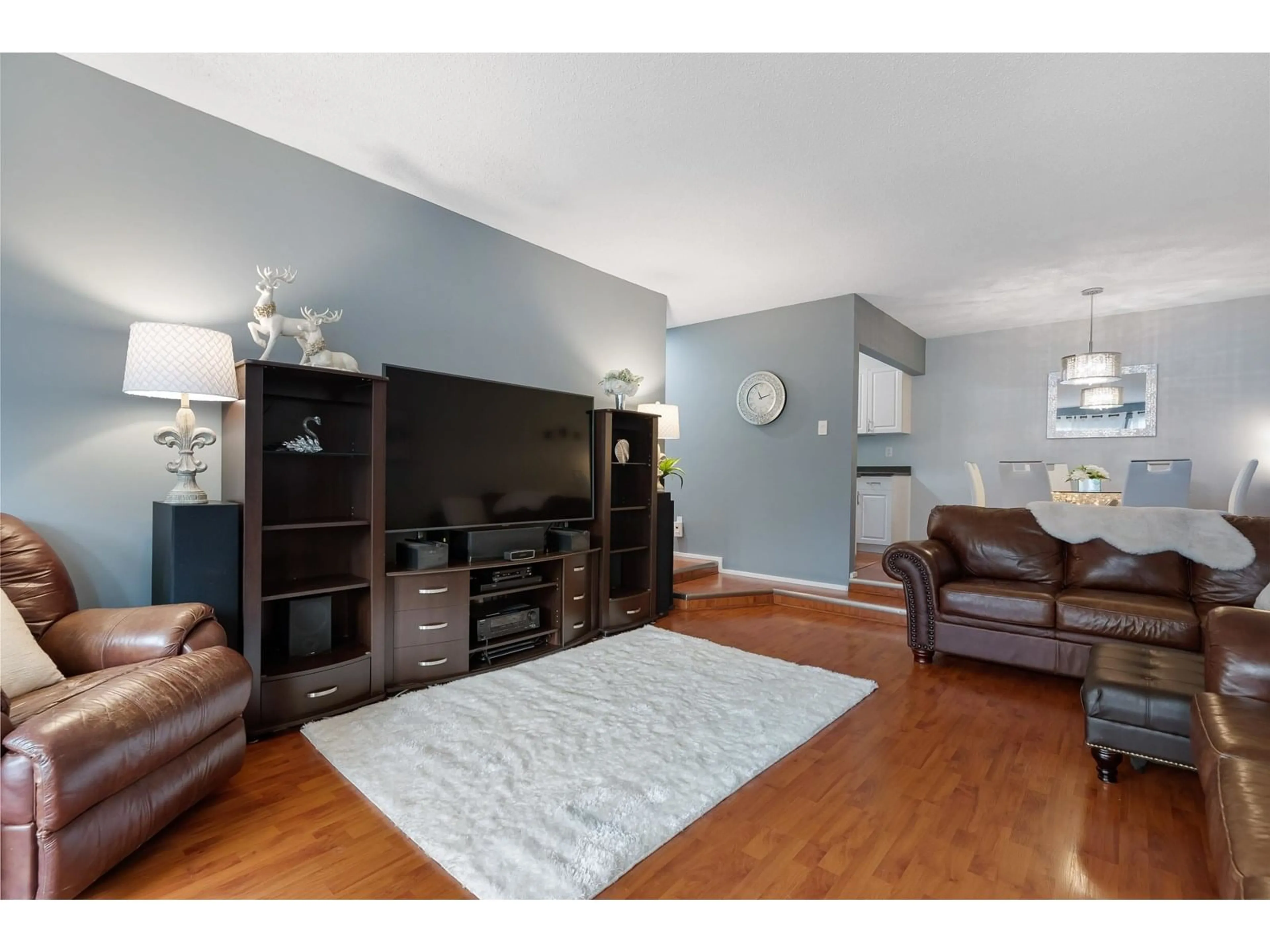 Living room with furniture, wood/laminate floor for 118 - 46210 CHILLIWACK CENTRAL ROAD, Chilliwack British Columbia V2P1J8