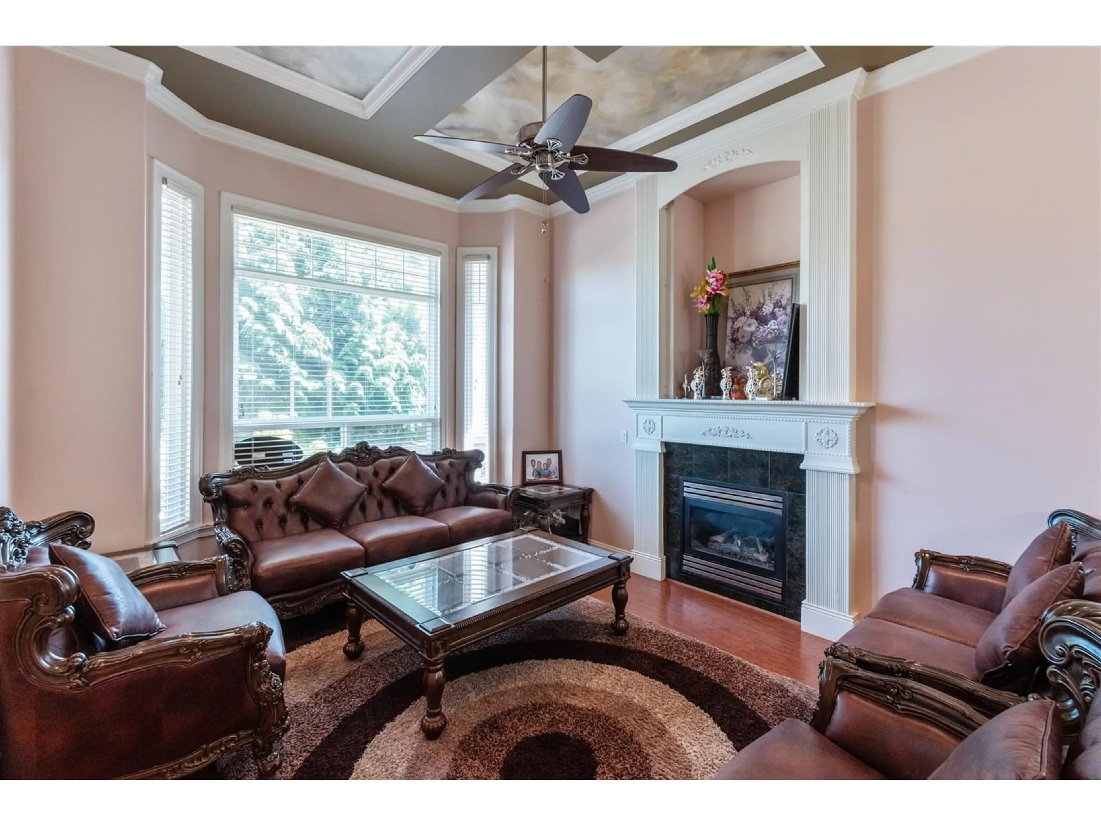 Living room with furniture, wood/laminate floor for 7521 149, Surrey British Columbia V3S0V1