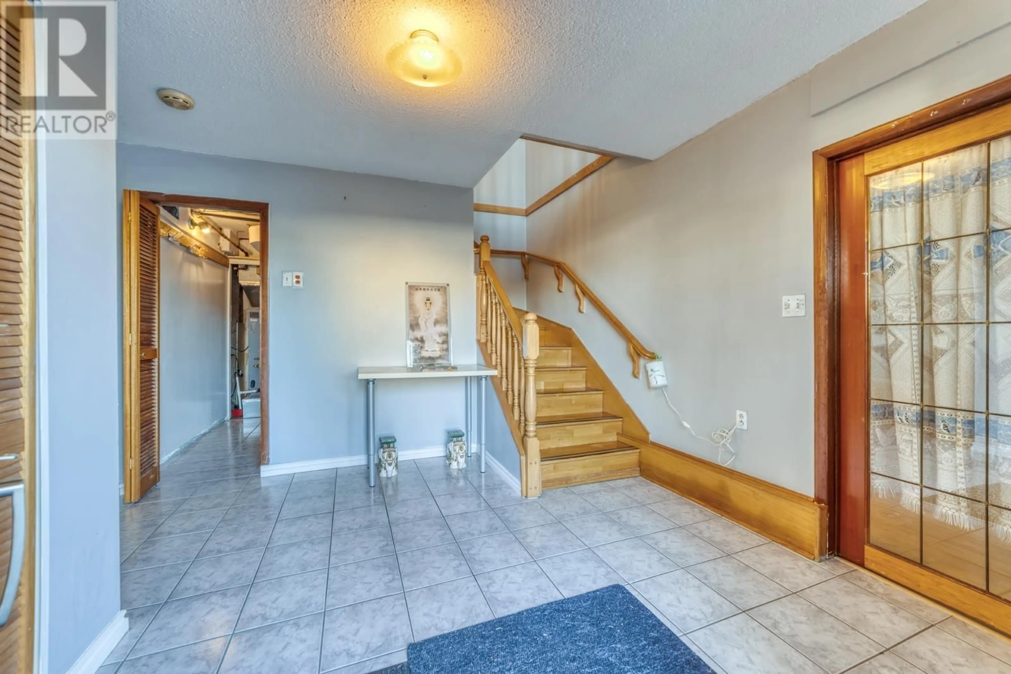 Indoor foyer for 6500 YEATS CRESCENT, Richmond British Columbia V7E4C9