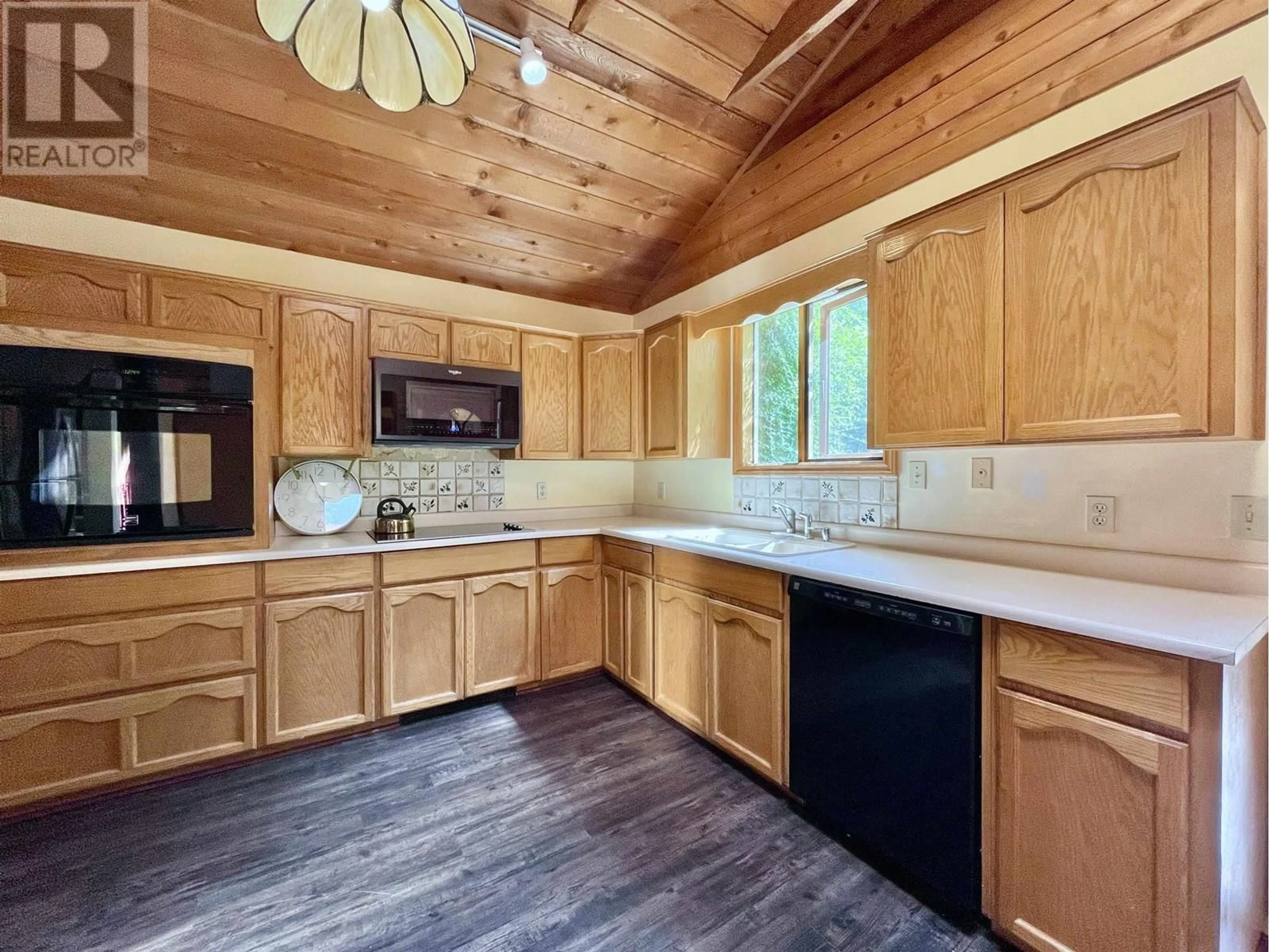 Open concept kitchen, wood/laminate floor for 219 SEVENTH STREET, Gibsons British Columbia V0N1V3