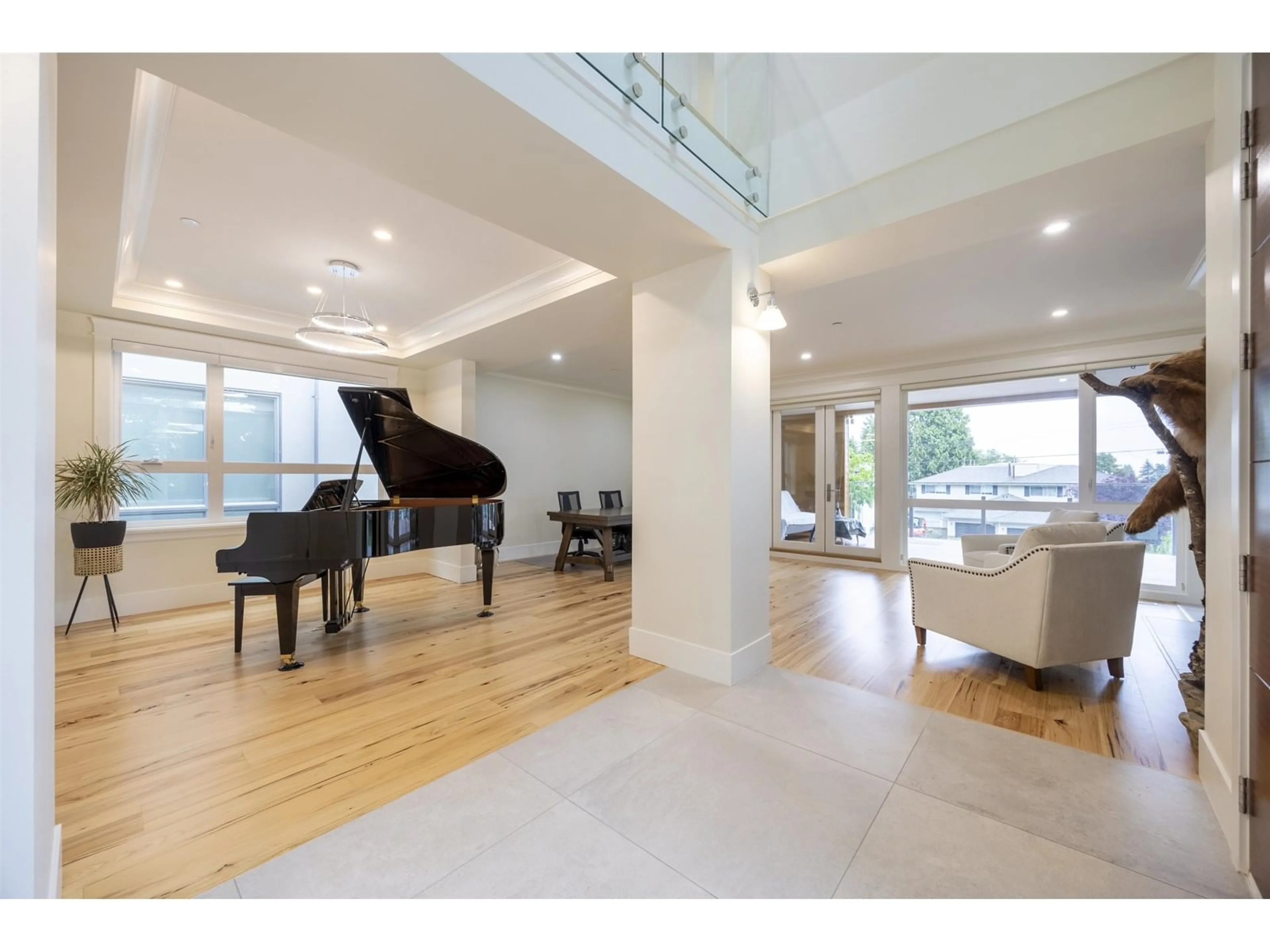 Indoor foyer for 1245 KENT, White Rock British Columbia V4B4T6