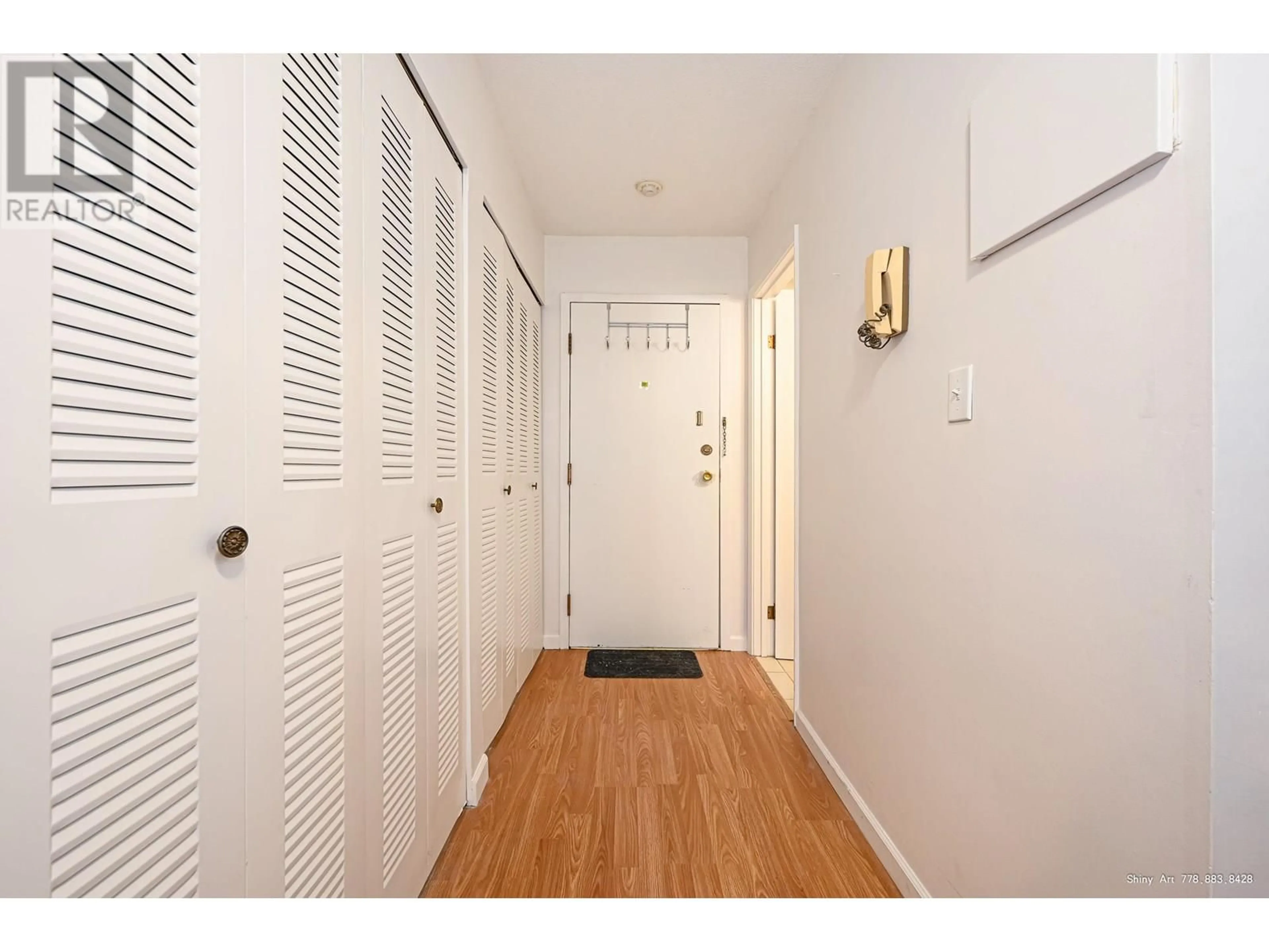 Indoor entryway for 406 - 16 LAKEWOOD DRIVE, Vancouver British Columbia V5L4L1