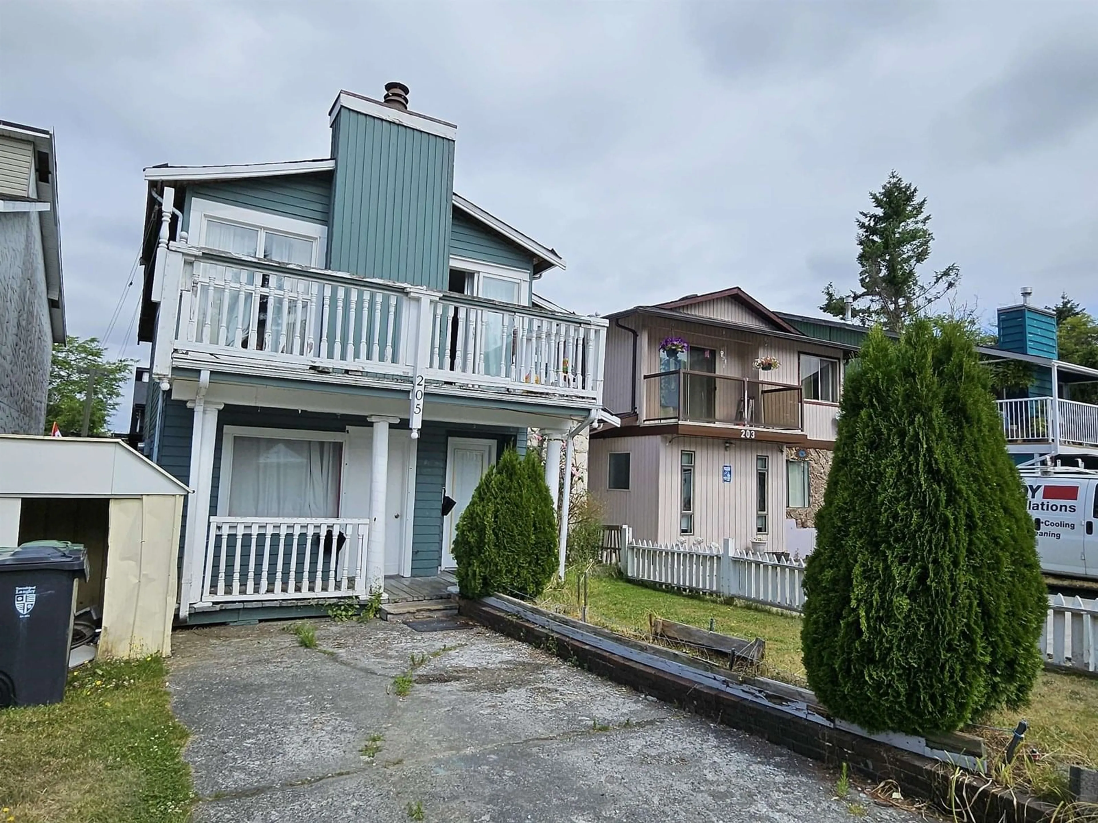 A pic from outside/outdoor area/front of a property/back of a property/a pic from drone, street for 205 DAVIS, Langley British Columbia V4W3K6