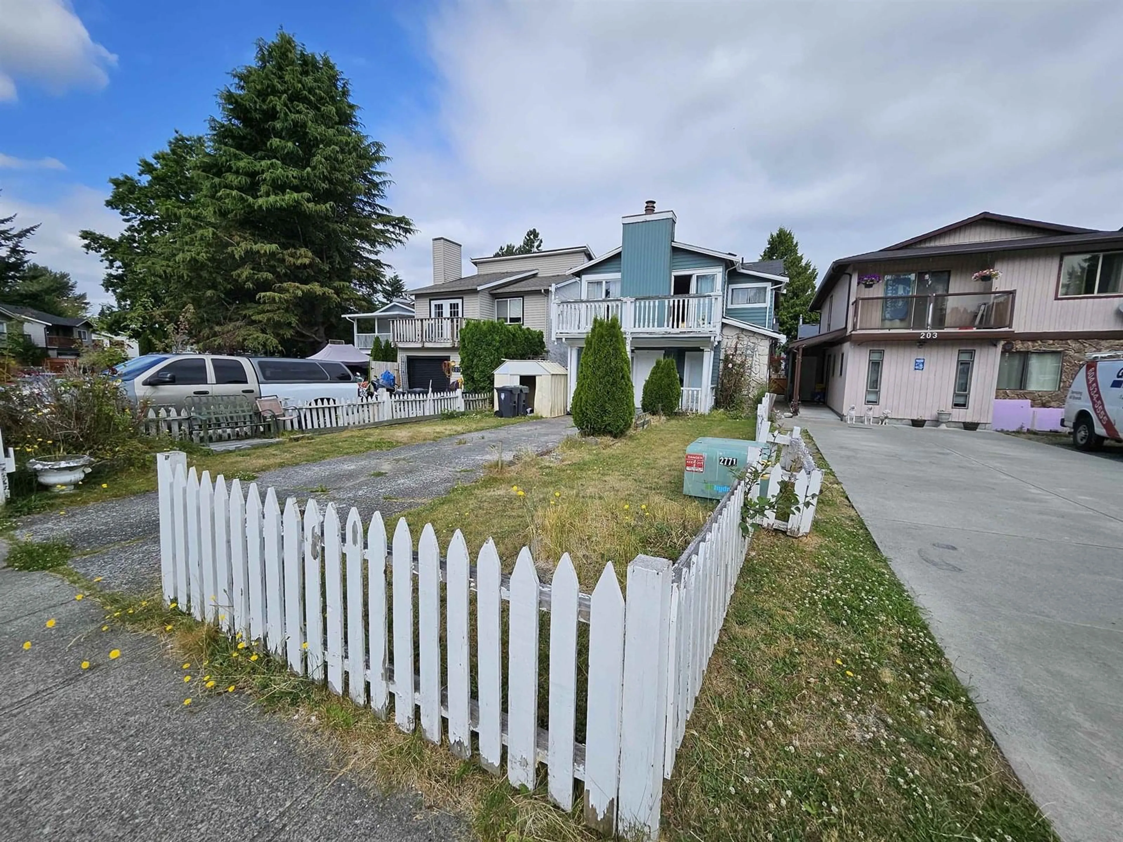 A pic from outside/outdoor area/front of a property/back of a property/a pic from drone, street for 205 DAVIS, Langley British Columbia V4W3K6