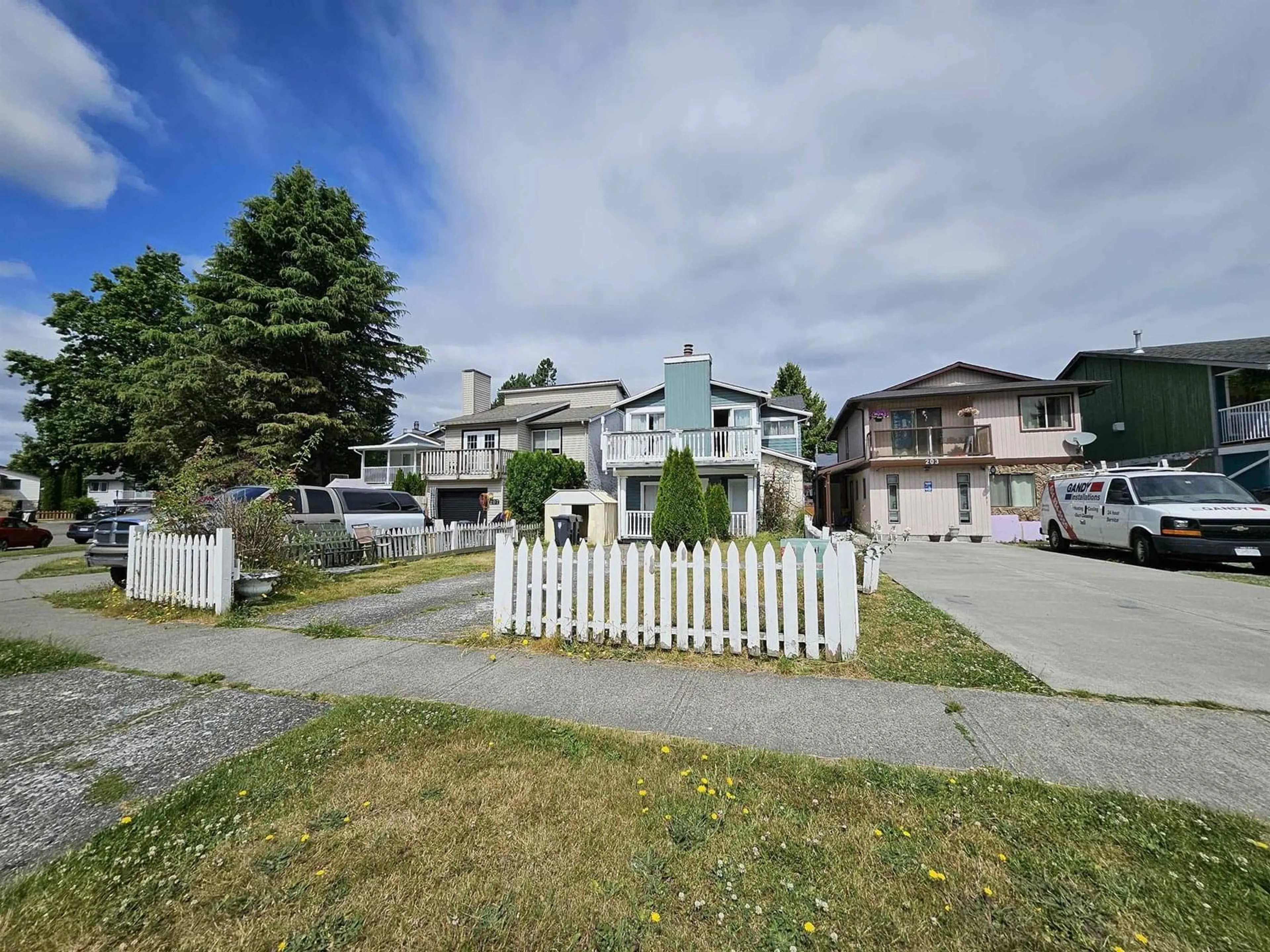 A pic from outside/outdoor area/front of a property/back of a property/a pic from drone, street for 205 DAVIS, Langley British Columbia V4W3K6