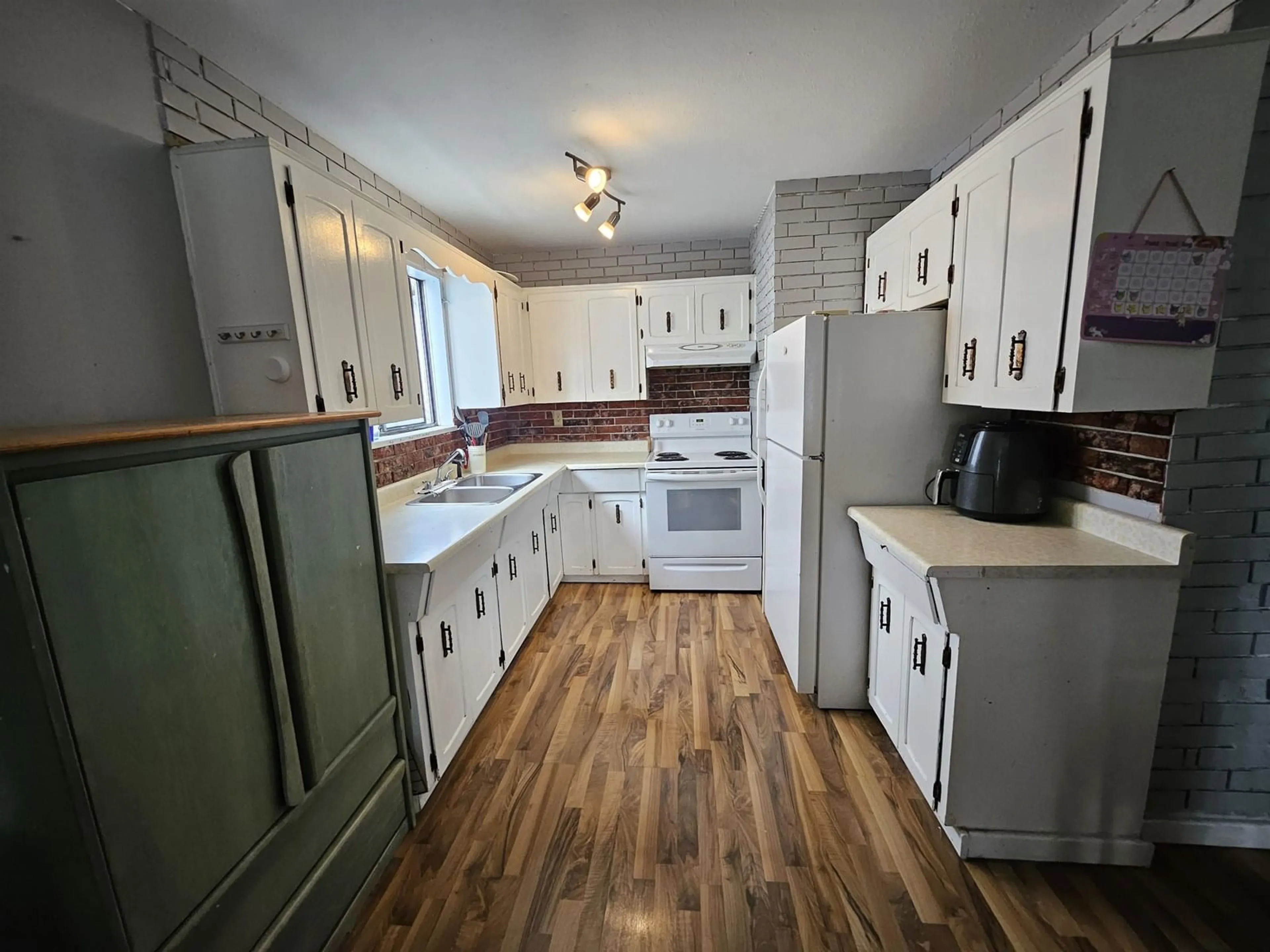 Standard kitchen, wood/laminate floor for 205 DAVIS, Langley British Columbia V4W3K6