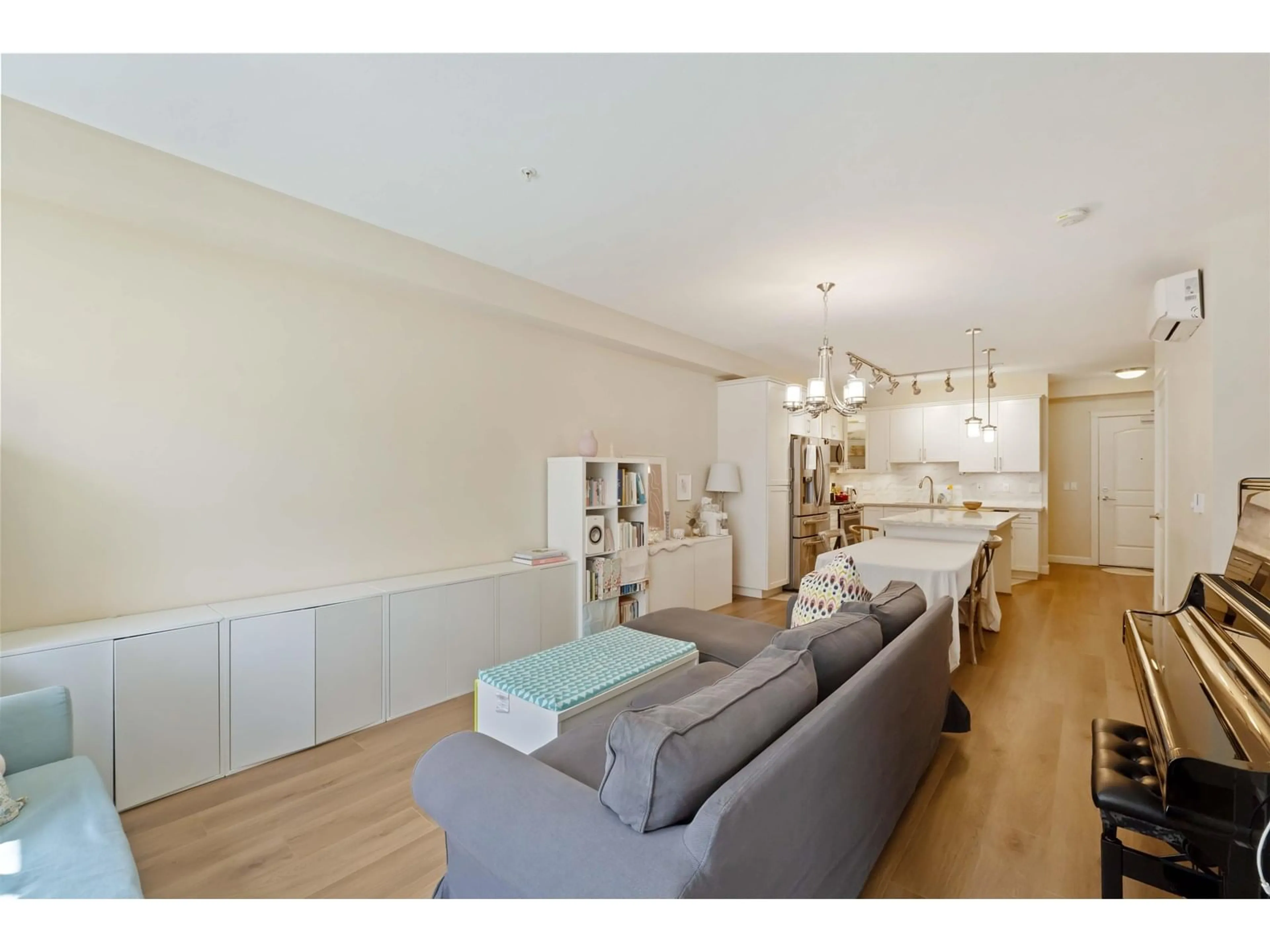 Living room with furniture, wood/laminate floor for 507 - 20328 86, Langley British Columbia V2Y2C2