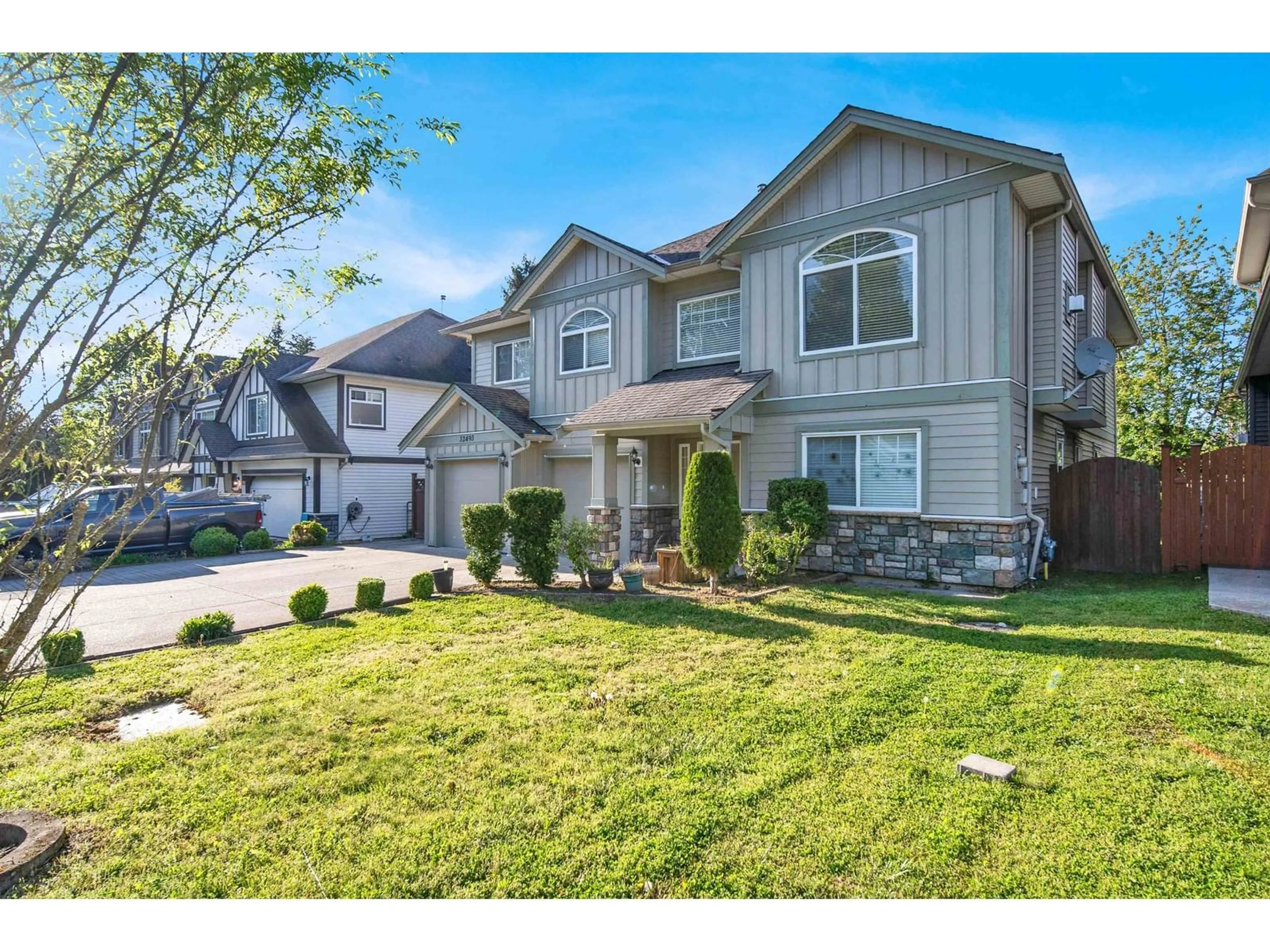 Home with vinyl exterior material, street for 32493 EGGLESTONE, Mission British Columbia V4S0A8