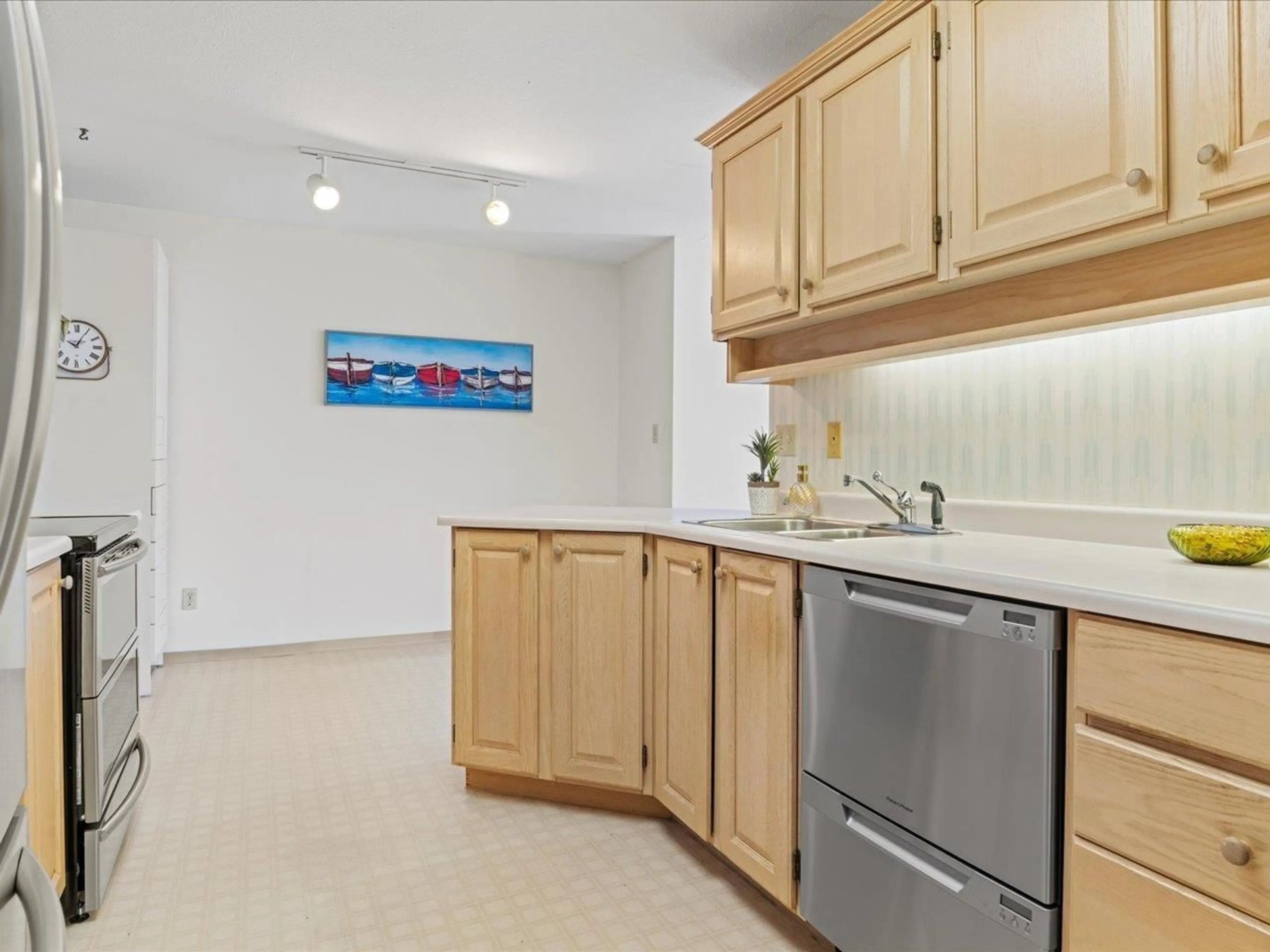 Standard kitchen, ceramic/tile floor for 406 - 1220 FIR, White Rock British Columbia V4B4B1