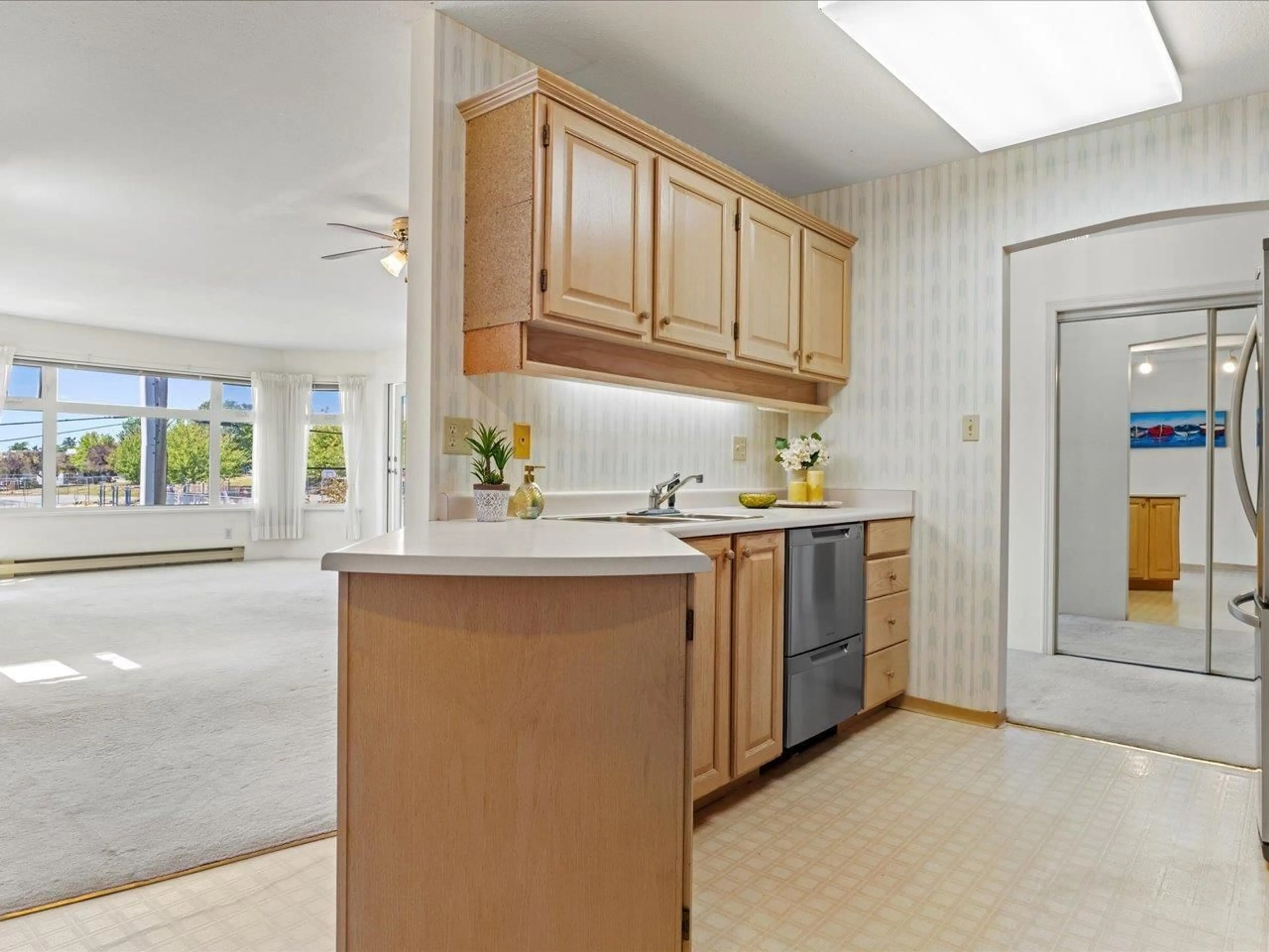 Standard kitchen, ceramic/tile floor for 406 - 1220 FIR, White Rock British Columbia V4B4B1