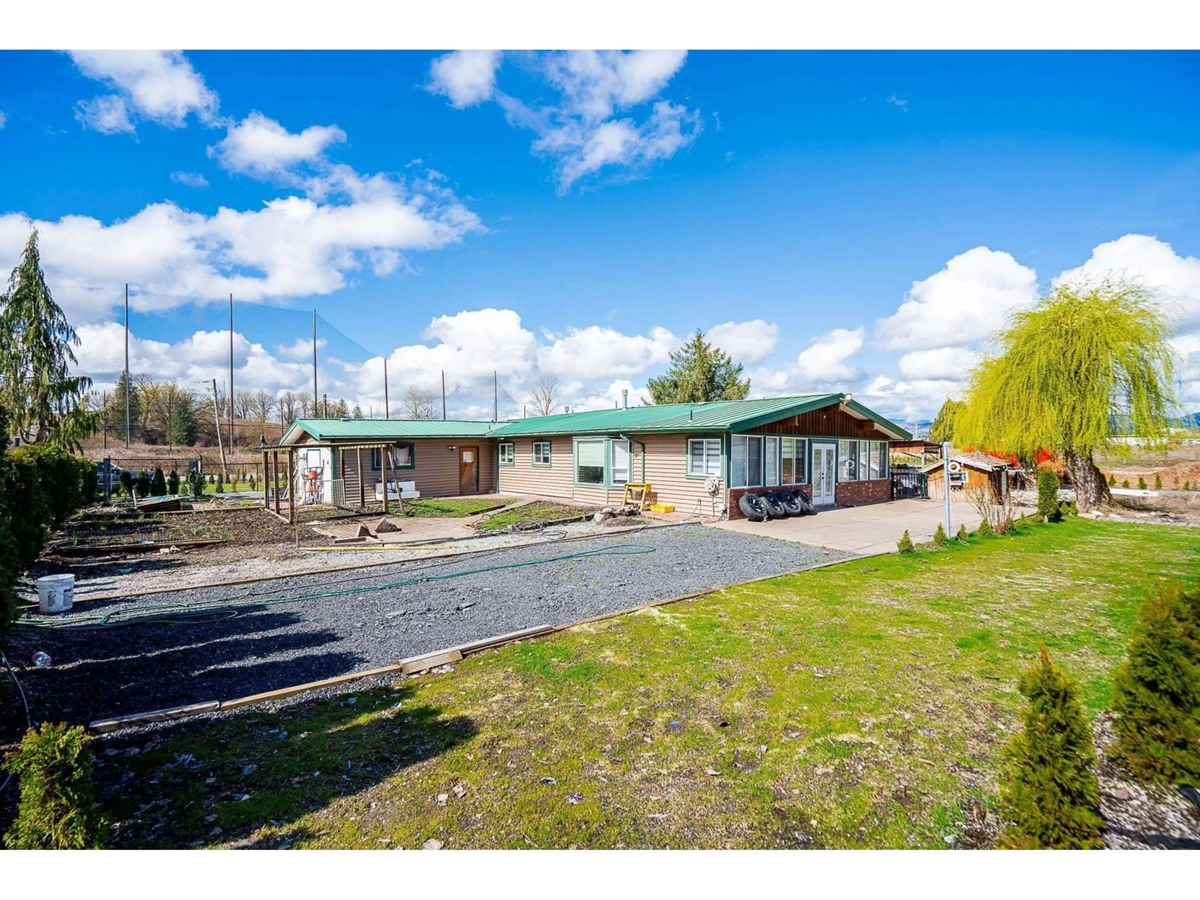 A pic from outside/outdoor area/front of a property/back of a property/a pic from drone, building for 4272 GLADWIN, Abbotsford British Columbia V4X1W6