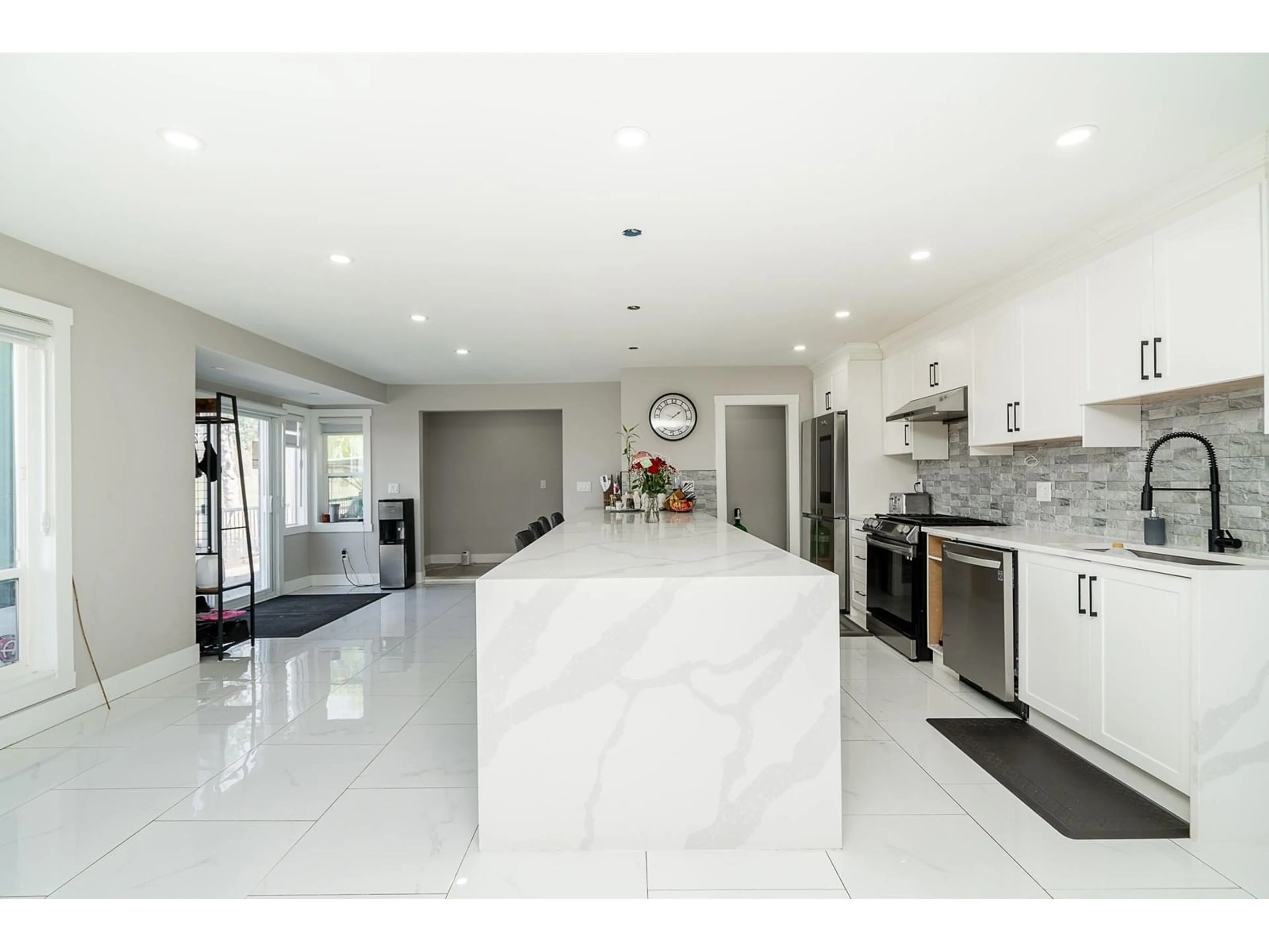 Open concept kitchen, ceramic/tile floor for 4272 GLADWIN, Abbotsford British Columbia V4X1W6