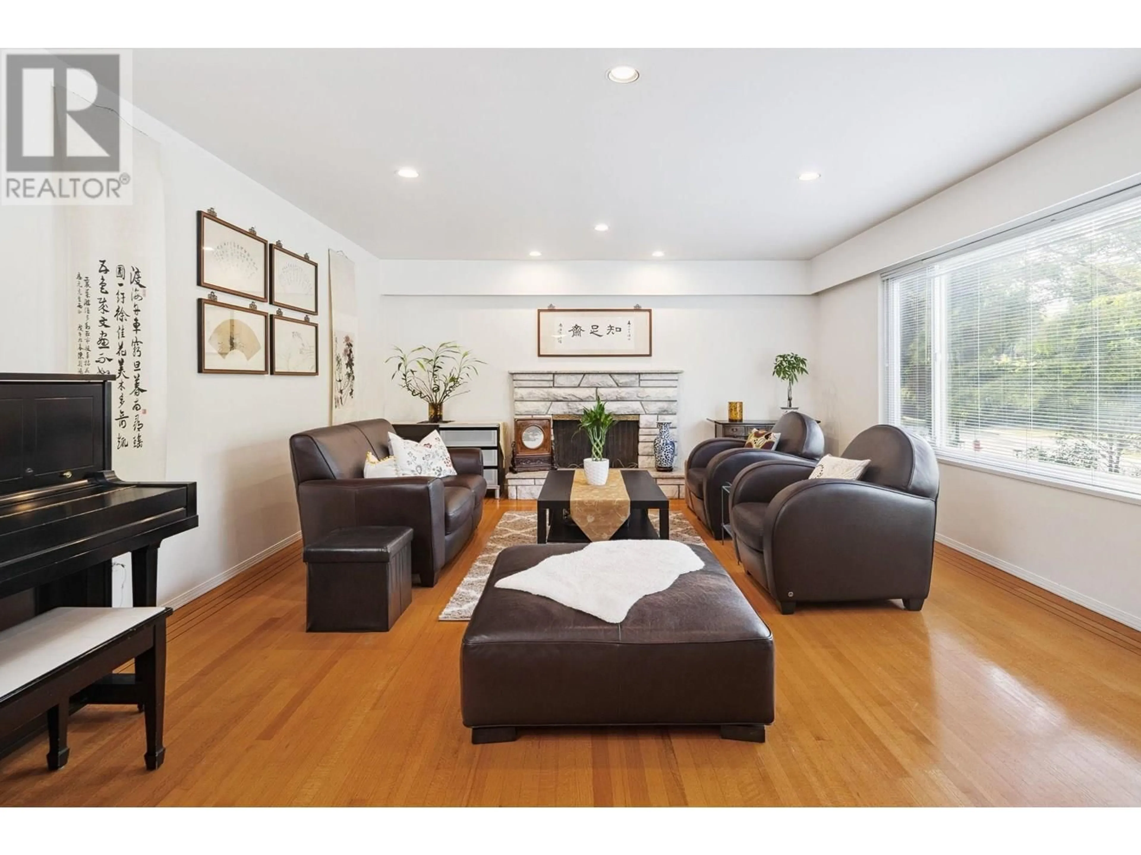 Living room with furniture, wood/laminate floor for 3025 44TH AVENUE, Vancouver British Columbia V6N3K5