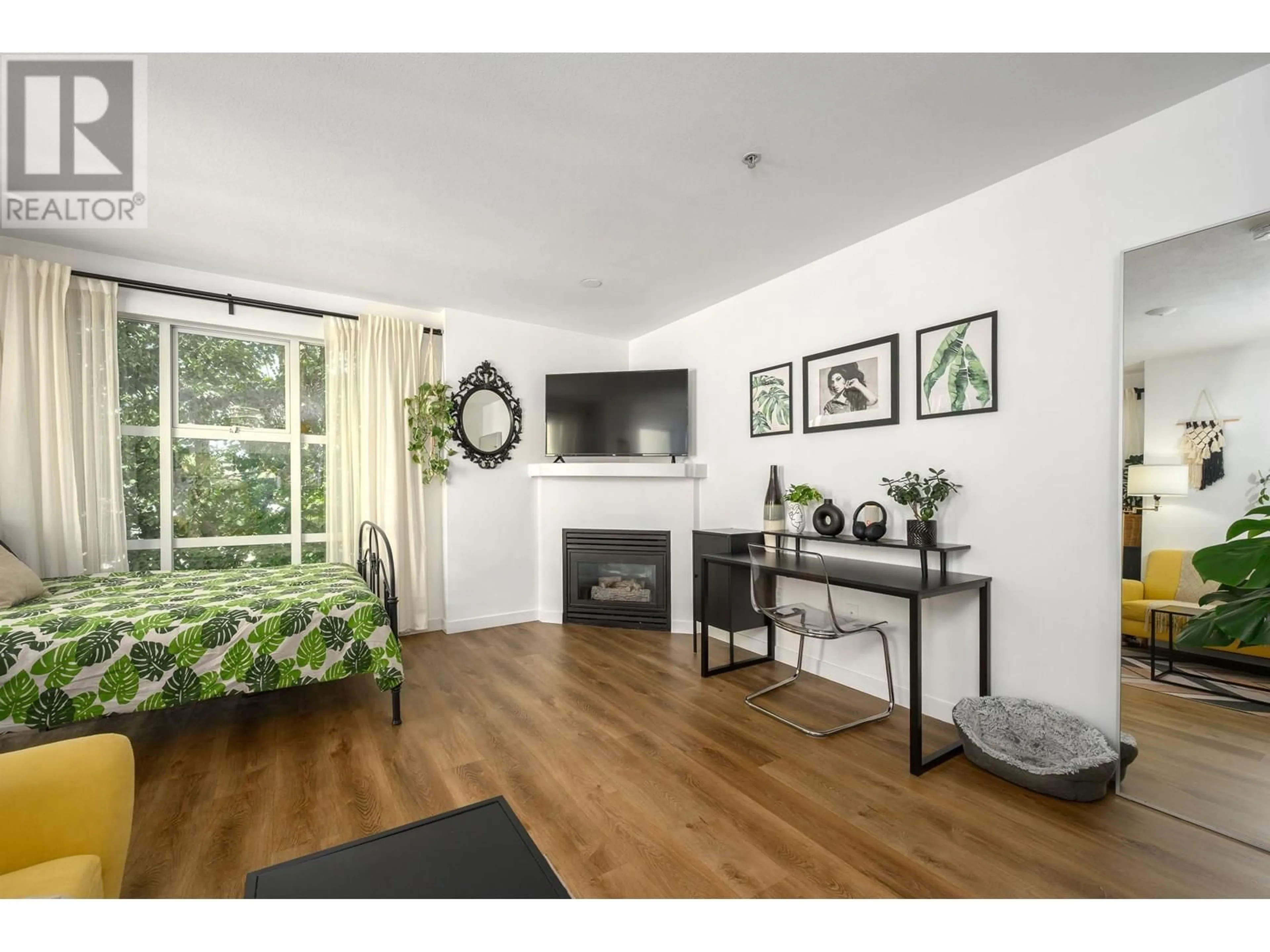 Living room with furniture, wood/laminate floor for 320 - 3150 4TH AVENUE, Vancouver British Columbia V6K1R7