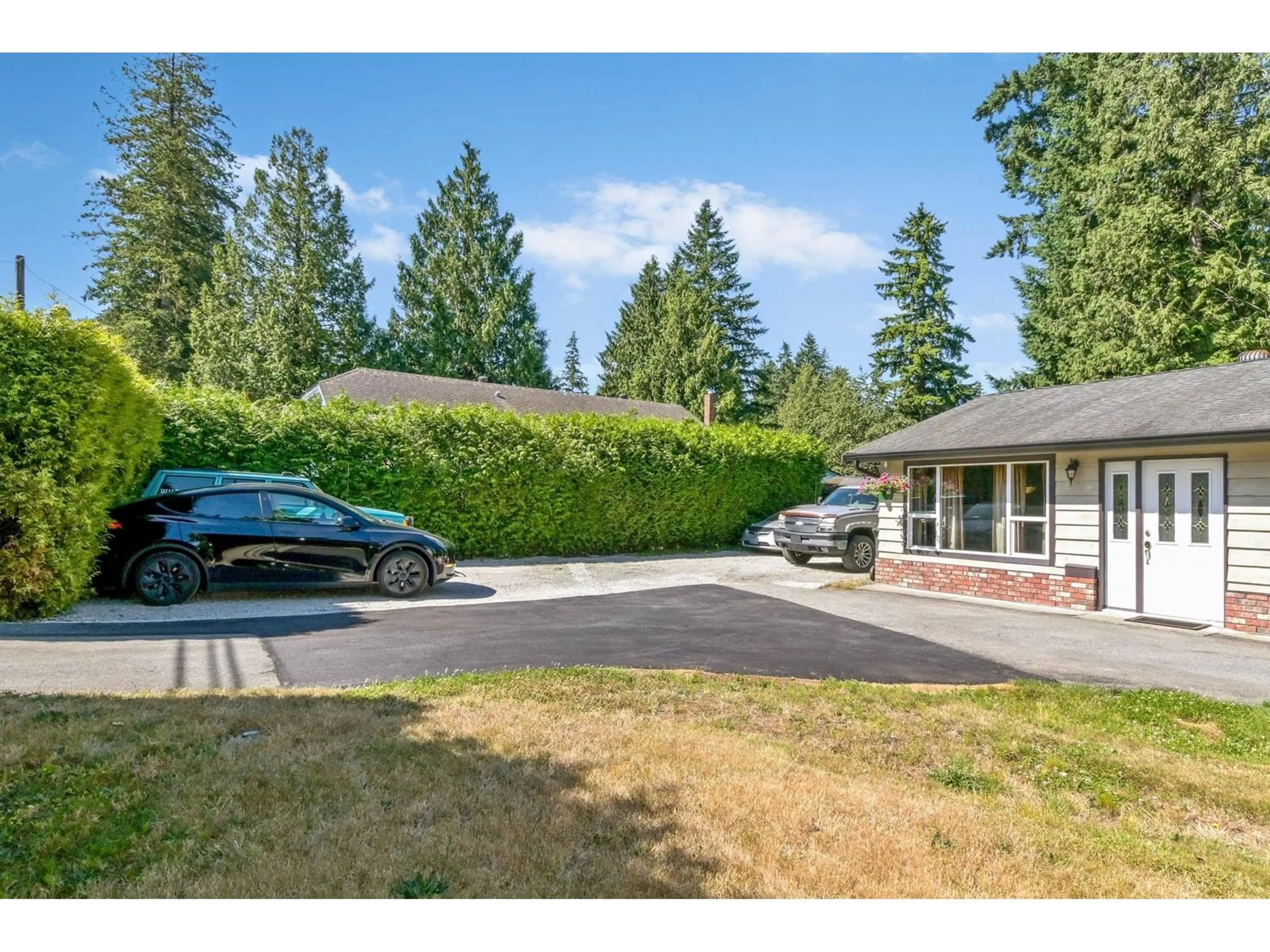 A pic from outside/outdoor area/front of a property/back of a property/a pic from drone, mountain view for 4323 200, Langley British Columbia V3A1L2