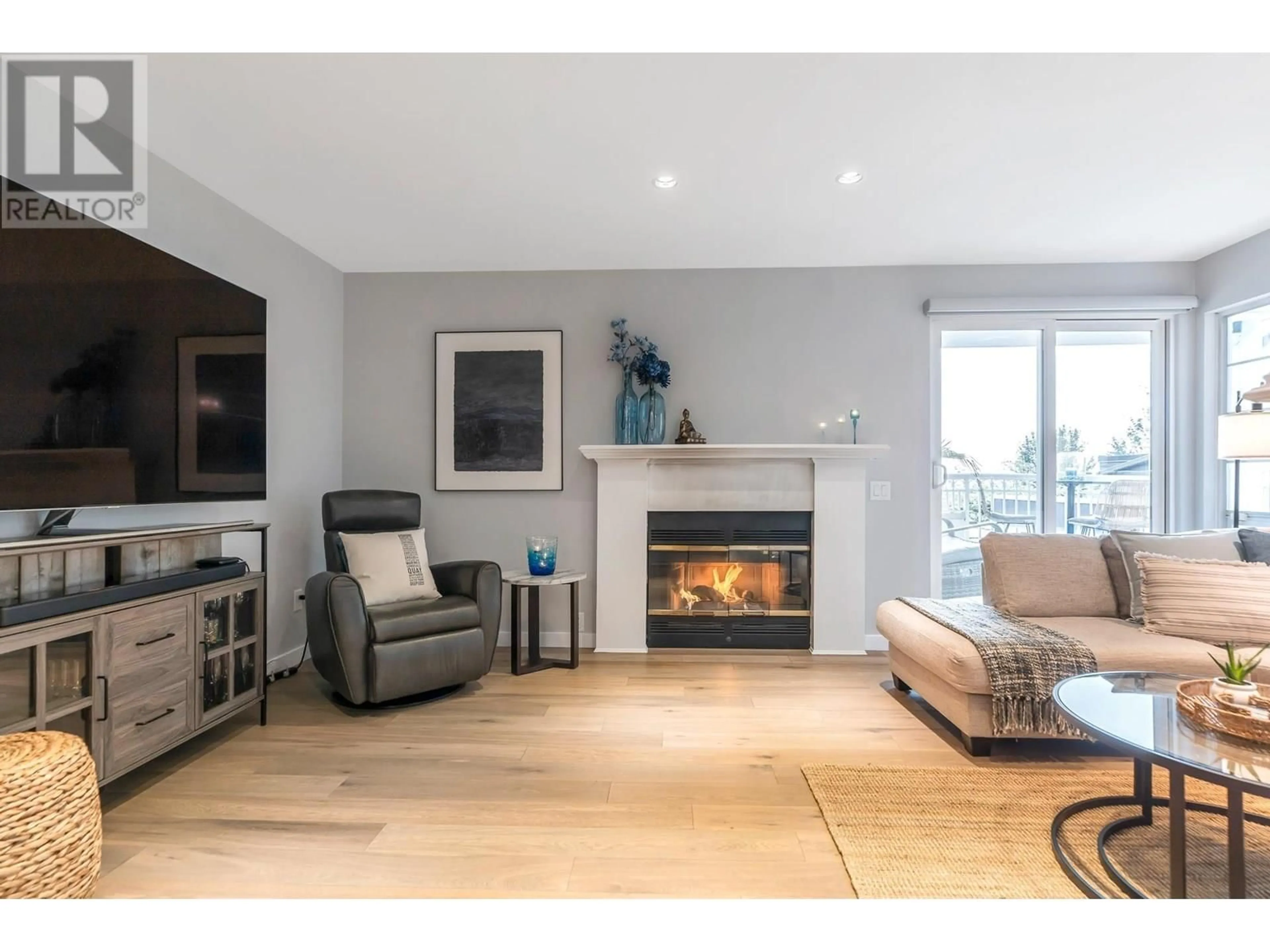 Living room with furniture, wood/laminate floor for 203 - 2440 HAYWOOD AVENUE, West Vancouver British Columbia V7V1Y1