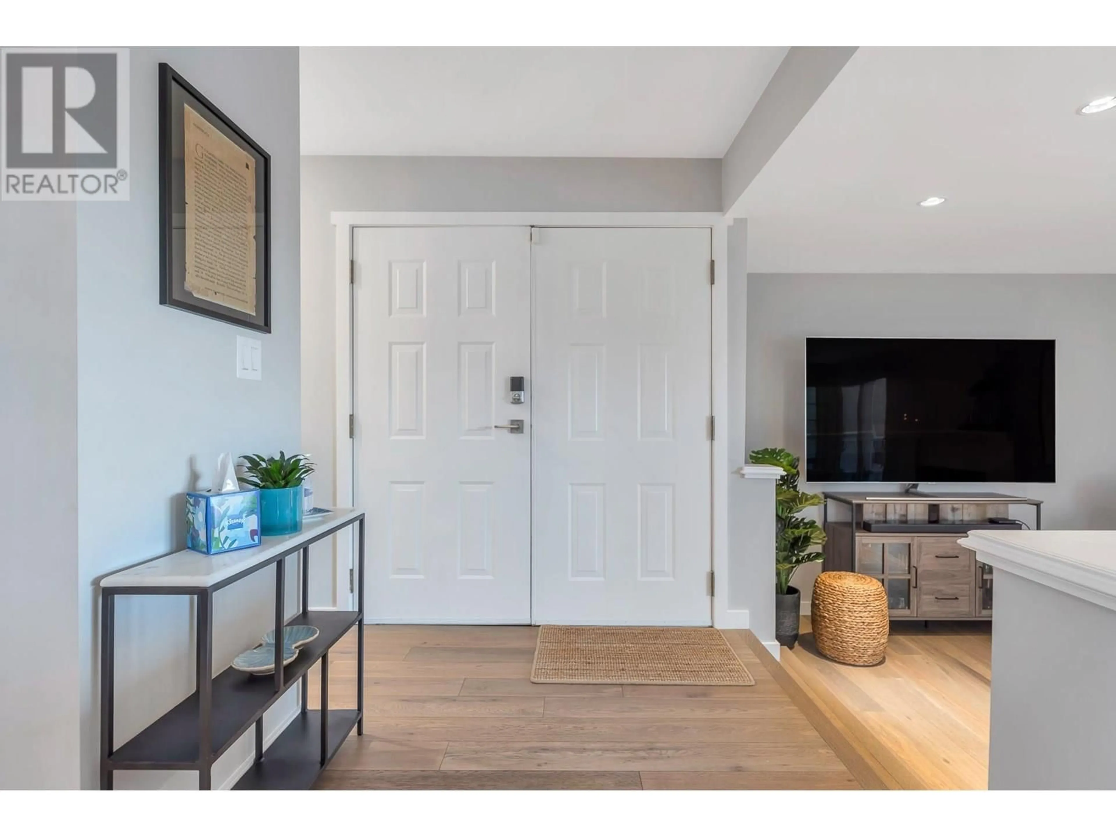 Indoor entryway for 203 - 2440 HAYWOOD AVENUE, West Vancouver British Columbia V7V1Y1