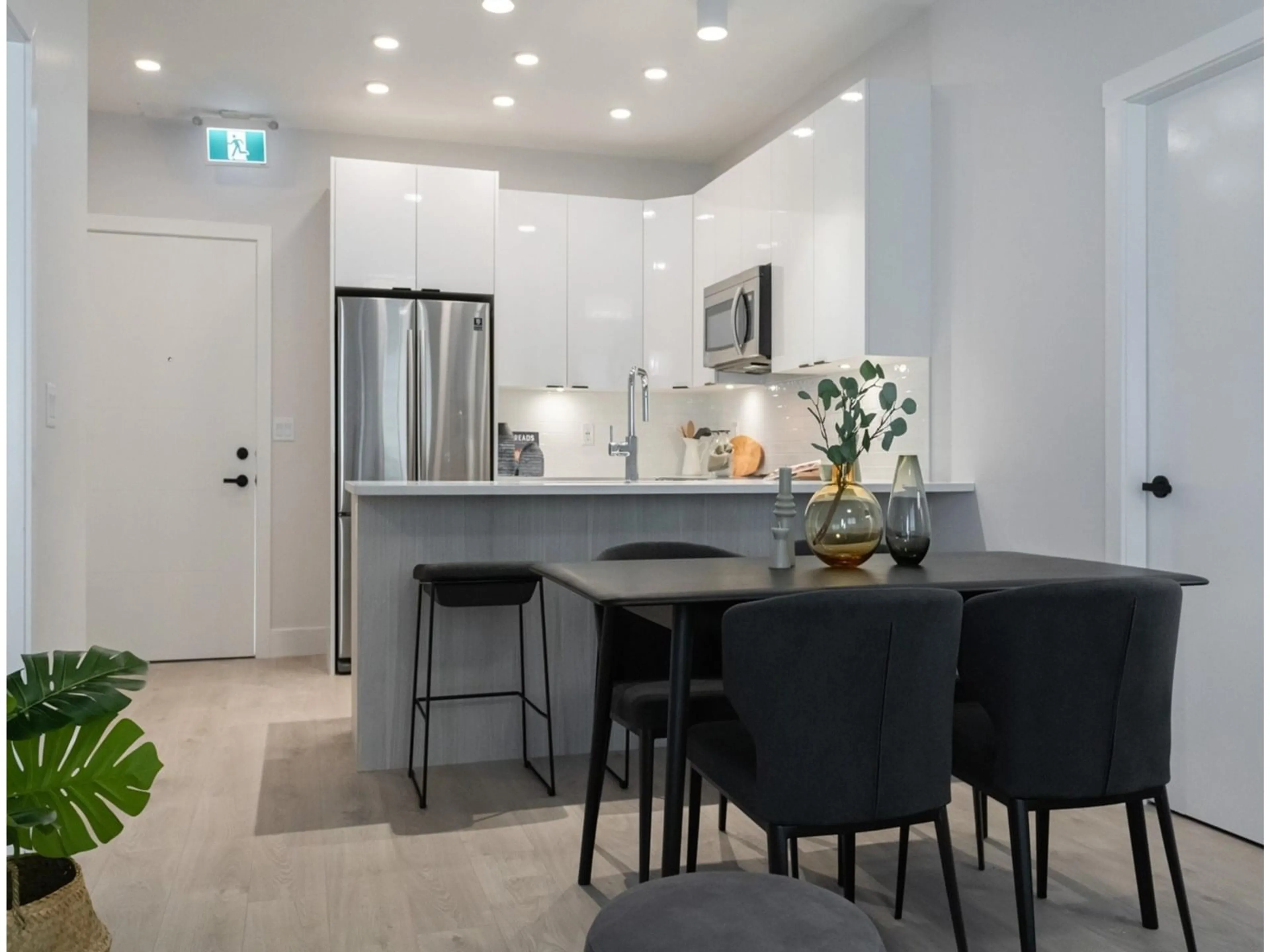 Open concept kitchen, ceramic/tile floor for 605 - 13458 95, Surrey British Columbia V3R7W4