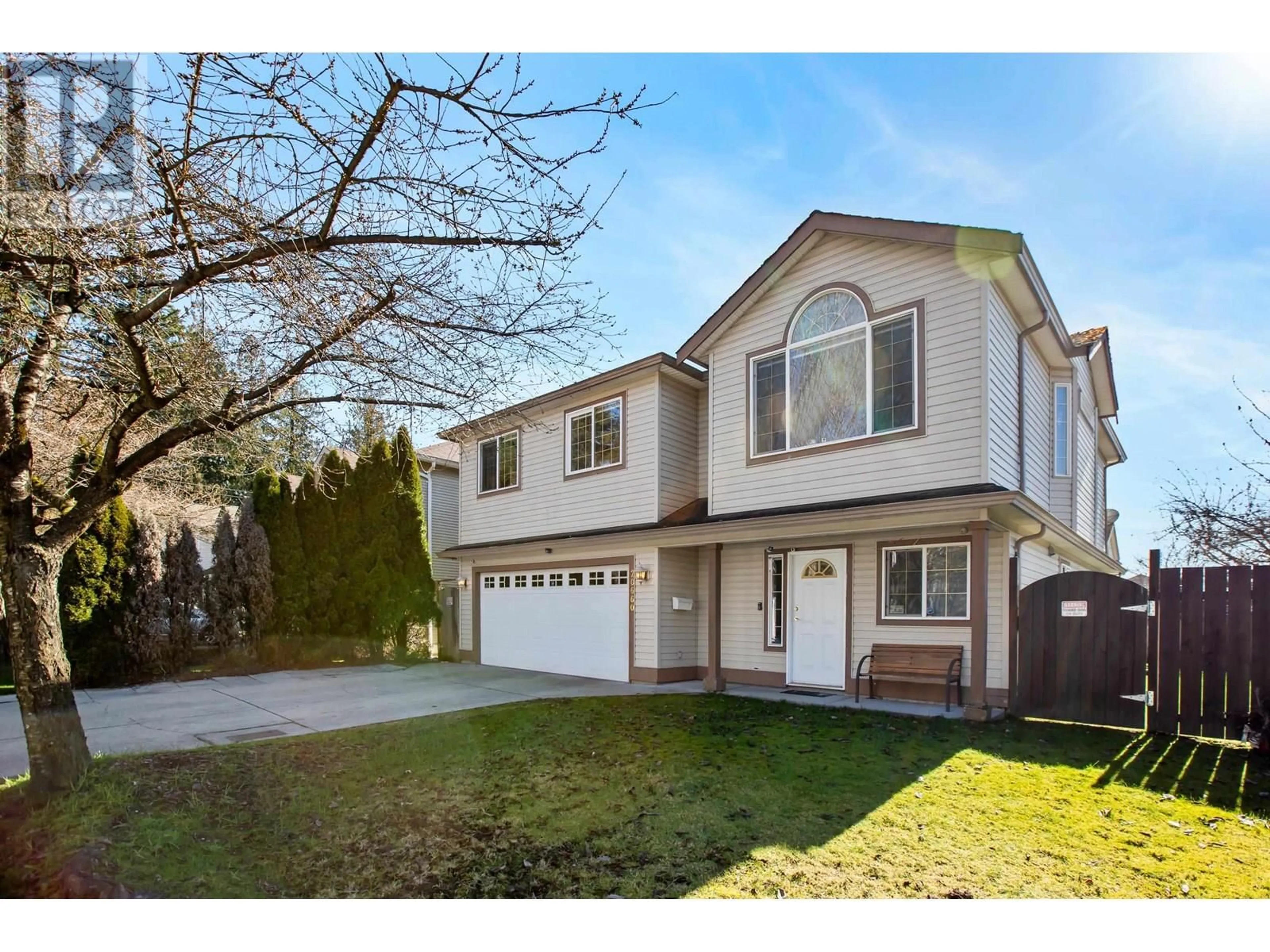 Home with vinyl exterior material, street for 20660 THORNE AVENUE, Maple Ridge British Columbia V2X2K8