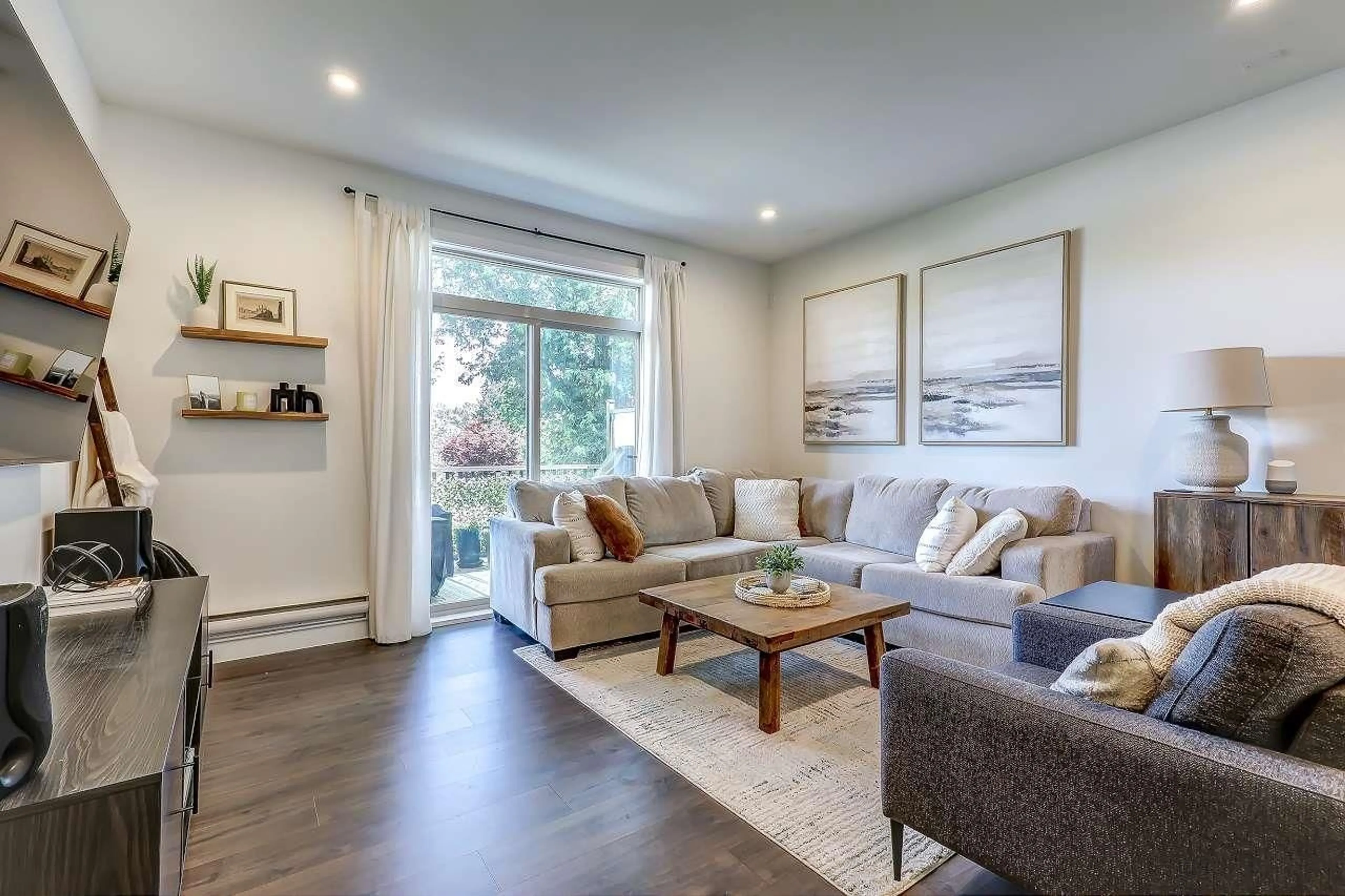 Living room with furniture, wood/laminate floor for 17 - 1708 KING GEORGE, Surrey British Columbia V4A4Z8