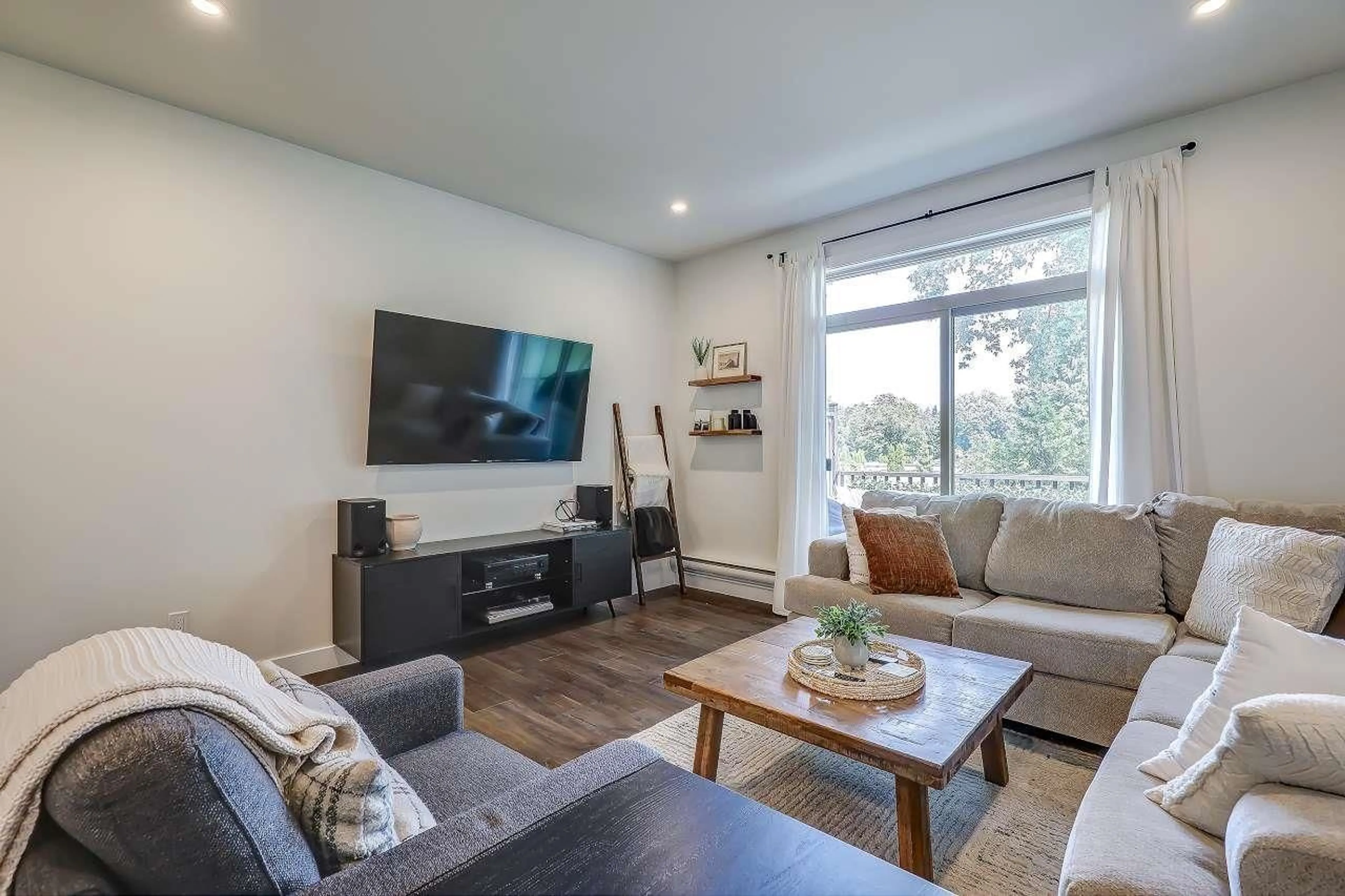 Living room with furniture, wood/laminate floor for 17 - 1708 KING GEORGE, Surrey British Columbia V4A4Z8