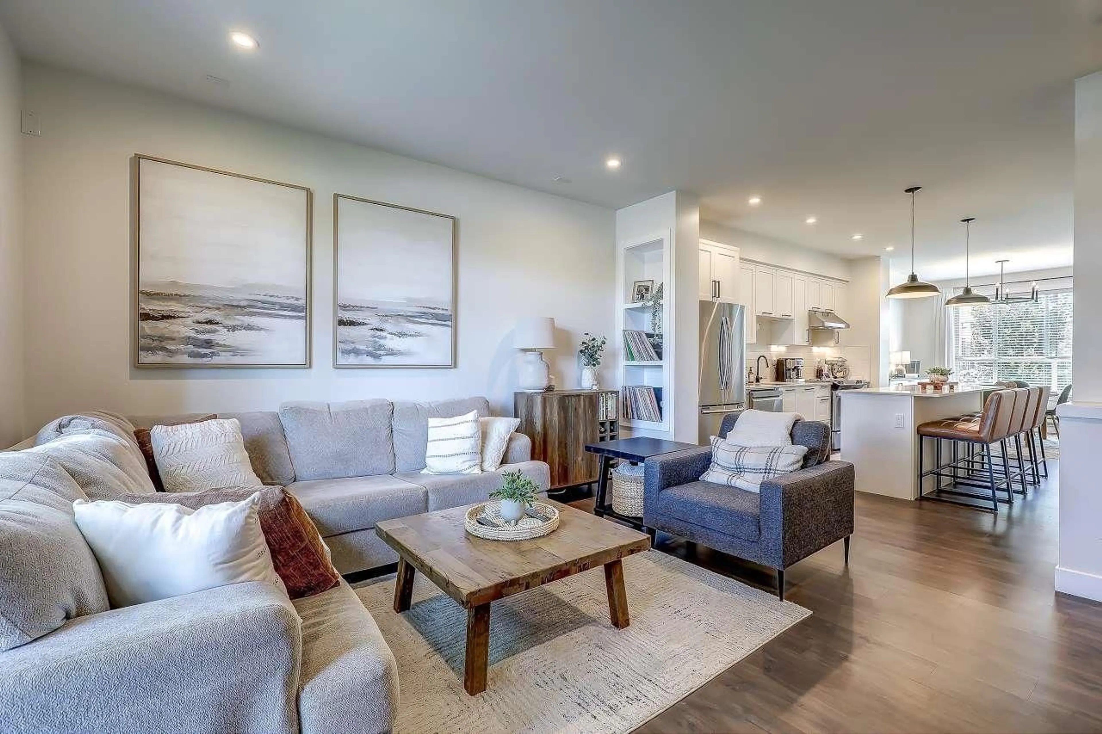 Living room with furniture, unknown for 17 - 1708 KING GEORGE, Surrey British Columbia V4A4Z8