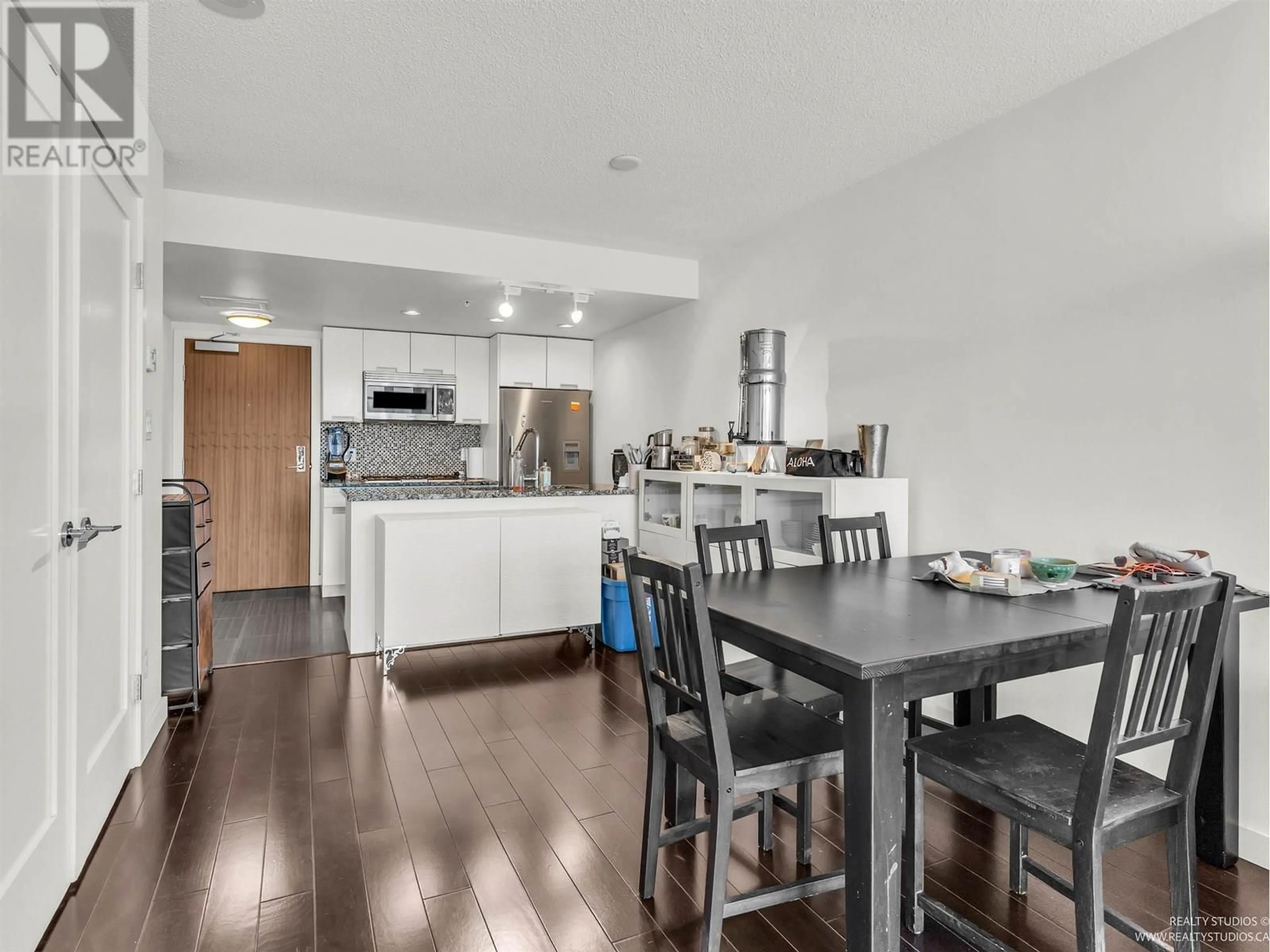 Open concept kitchen, wood/laminate floor for 768 - 2080 BROADWAY, Vancouver British Columbia V6J1Z4