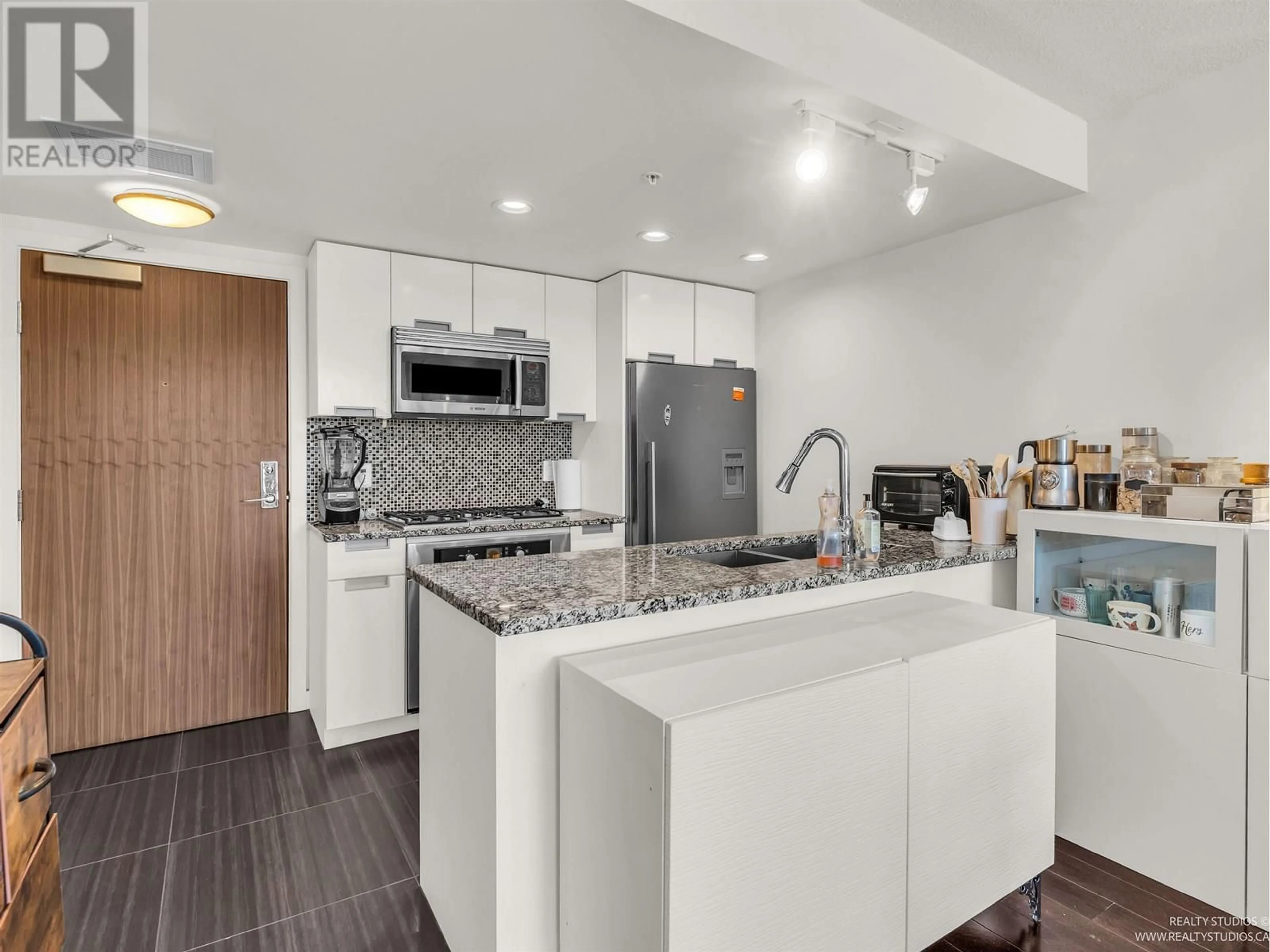 Open concept kitchen, ceramic/tile floor for 768 - 2080 BROADWAY, Vancouver British Columbia V6J1Z4
