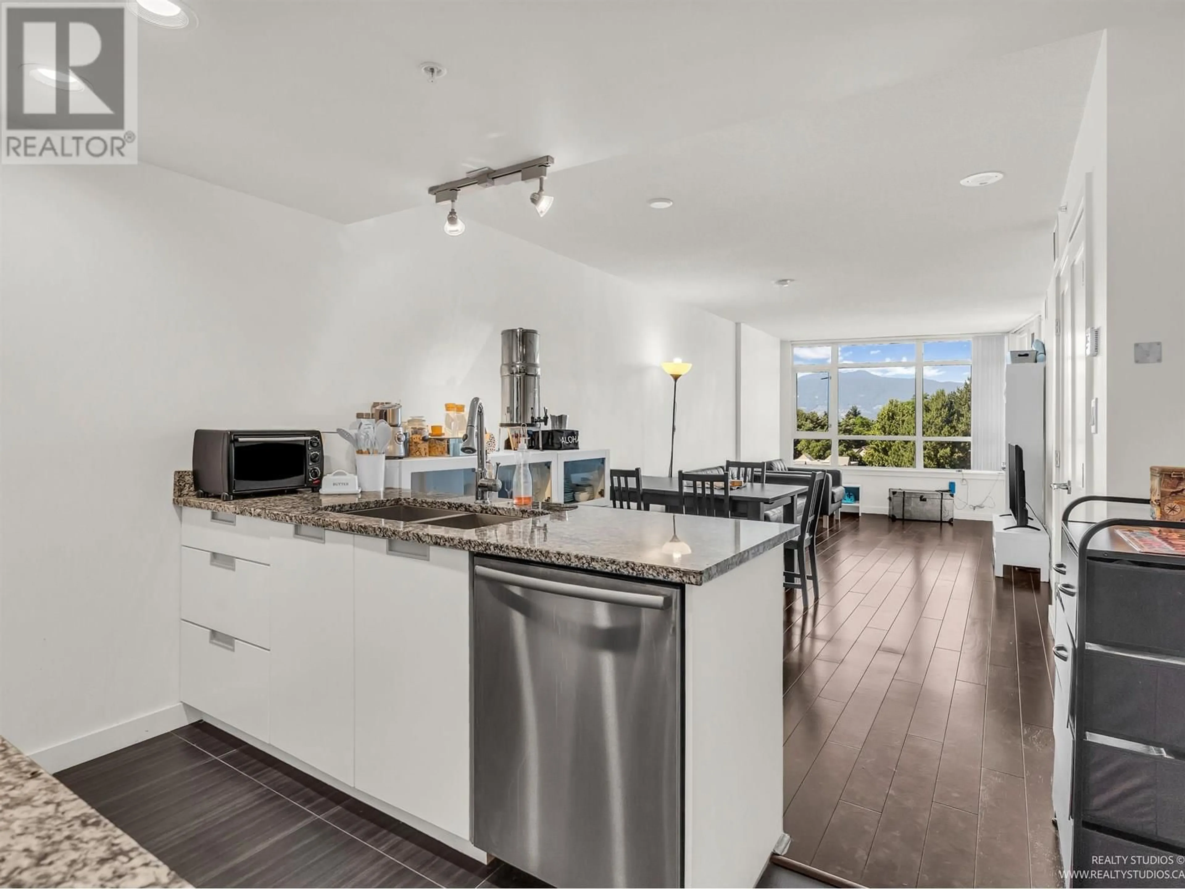 Open concept kitchen, unknown for 768 - 2080 BROADWAY, Vancouver British Columbia V6J1Z4