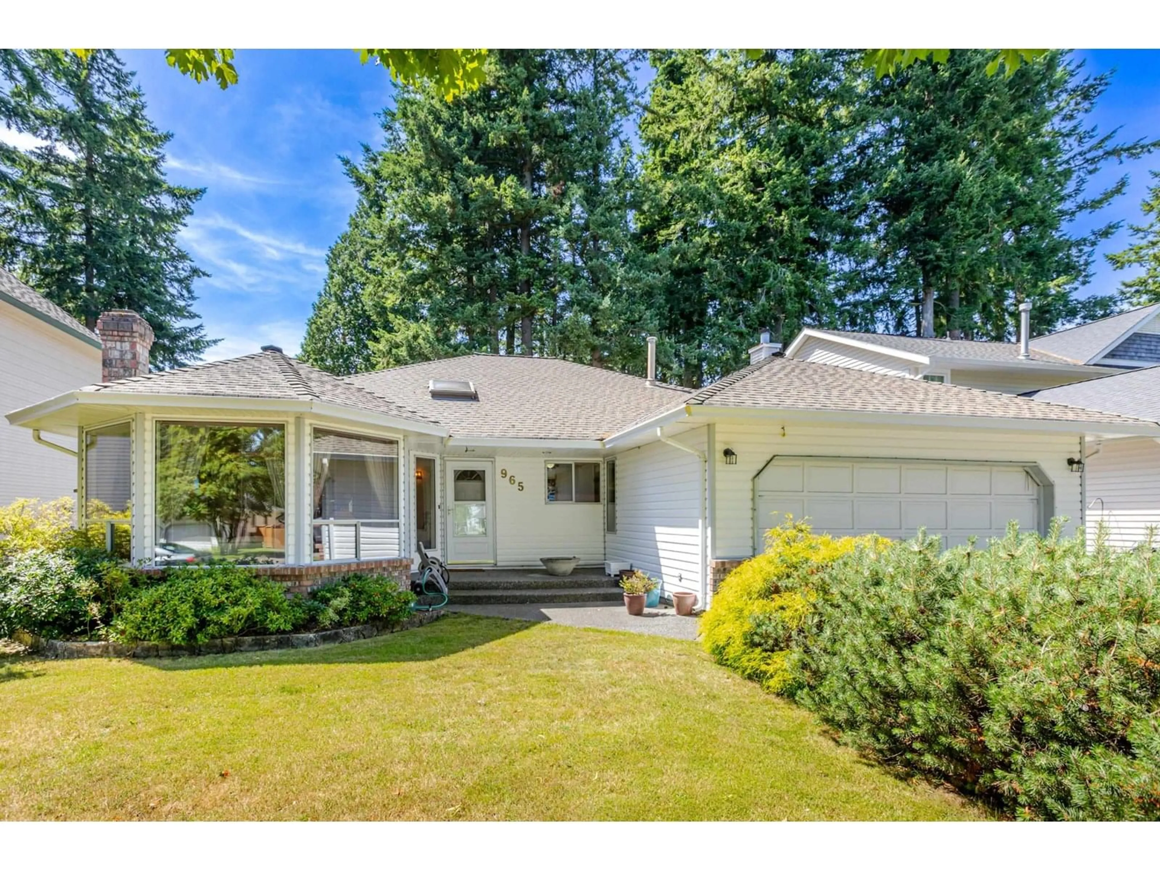 Home with vinyl exterior material, street for 965 164A ST., Surrey British Columbia V4A8N1