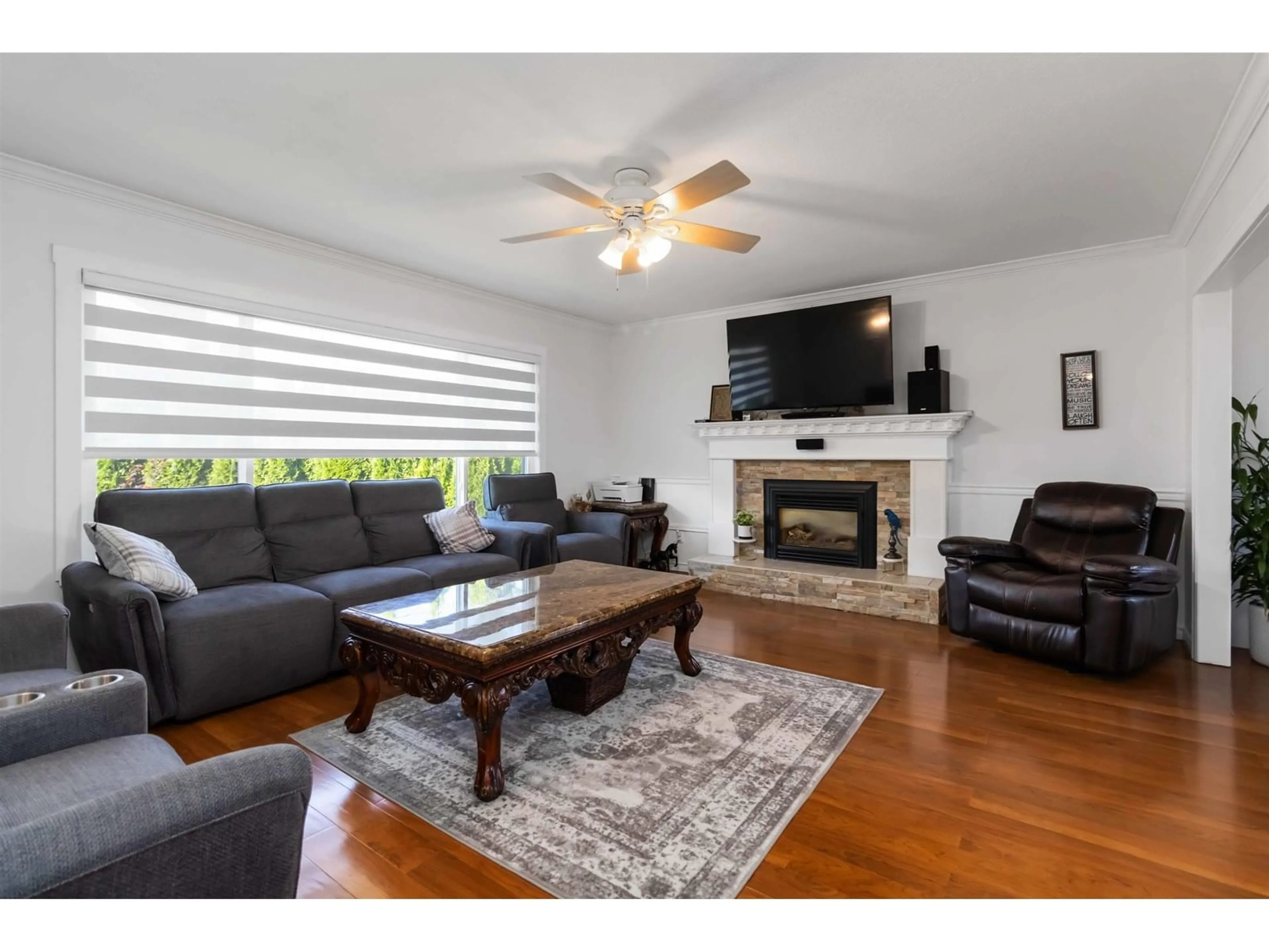 Living room with furniture, wood/laminate floor for 32500 EMERALD, Abbotsford British Columbia V2T1B5